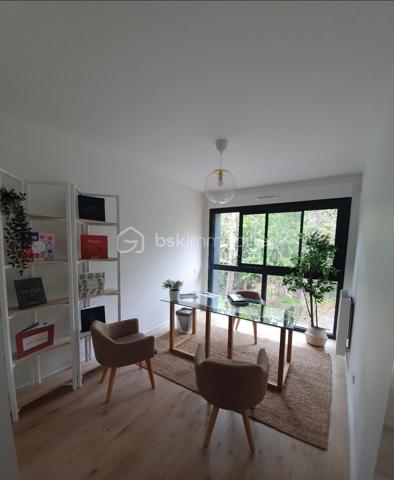 Découvrez cette superbe maison récente de 91 m², encore sous garantie décennale, idéalement située au Taillan-Médoc, dans une résidence sécurisée à proximité immédiate des commerces, du centre-ville et des transports (arrêt de bus au pied de la résidence).

Avec son élégant bardage bois et son environnement verdoyant, cette maison s’intègre parfaitement dans un cadre naturel privilégié.

Dès l’entrée, vous serez séduits par une belle pièce de vie lumineuse avec cuisine ouverte, prolongée par un agréable jardin de 150 m², offrant une vue dégagée sur les bois — un véritable havre de paix pour profiter des beaux jours en toute tranquillité.

Le rez-de-chaussée comprend également un espace de rangement, un WC indépendant ainsi qu’un accès direct à un vaste garage de 30 m².

À l’étage, l’espace nuit propose 4 chambres avec placards ou dressing, dont une suite parentale, une salle de bain familiale et un second WC séparé. Deux chambres bénéficient de grandes baies vitrées ouvertes sur la nature environnante, apportant une atmosphère unique et apaisante.

Côté confort, la maison offre de belles prestations :
• DPE C
• Chauffage au gaz avec chaudière individuelle
• Maison récente, fonctionnelle et économe en énergie

Clé en main, cette maison ne nécessite aucun travaux : il ne vous reste plus qu’à poser vos valises et personnaliser la décoration selon vos envies.

À seulement 11 km de Bordeaux, cette maison rare sur le secteur combine parfaitement confort moderne, environnement naturel et vie pratique au quotidien.

Une opportunité à ne pas manquer. Contactez-nous rapidement pour une visite !