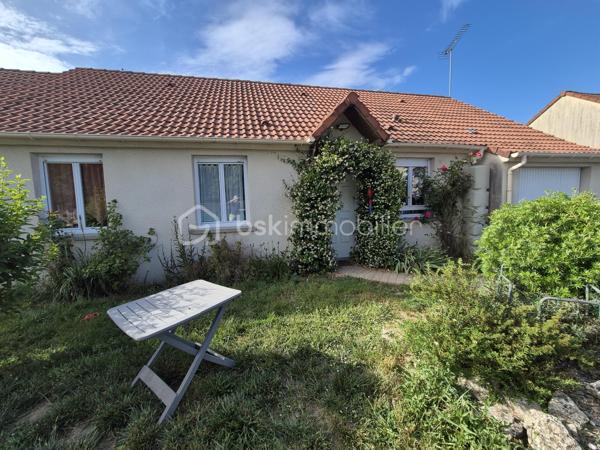 Située à Gien proche des écoles et d'un collège, maison de plain-pied sans travaux.
Terrain clos de 400 m2 environ.

A 1h30 de Paris, 1h de Bourges, 1h d'Orléans


La maison se compose :

-  un grand espace salle à manger séjour avec cuisine aménagée et équipée

-  3 chambres

-  une salle d'eau

-  un wc séparé

-  un garage

Menuiseries PVC double vitrage, volets roulants électriques (manuel dans une chambre).
Fibre optique.
Chaudière gaz de ville récente (07/2025).

Taxe foncière : 1000 € environ

Venez visiter rapidement cette maison sans travaux !