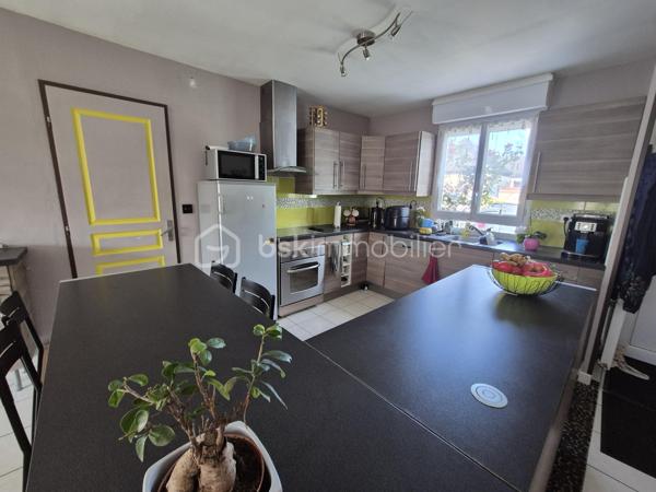 Située à Gien proche des écoles et d'un collège, maison de plain-pied sans travaux.
Terrain clos de 400 m2 environ.

A 1h30 de Paris, 1h de Bourges, 1h d'Orléans


La maison se compose :

-  un grand espace salle à manger séjour avec cuisine aménagée et équipée

-  3 chambres

-  une salle d'eau

-  un wc séparé

-  un garage

Menuiseries PVC double vitrage, volets roulants électriques (manuel dans une chambre).
Fibre optique.
Chaudière gaz de ville récente (07/2025).

Taxe foncière : 1000 € environ

Venez visiter rapidement cette maison sans travaux !