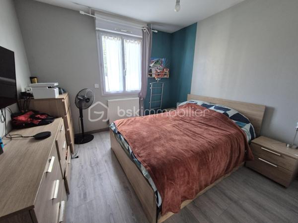 Située à Gien proche des écoles et d'un collège, maison de plain-pied sans travaux.
Terrain clos de 400 m2 environ.

A 1h30 de Paris, 1h de Bourges, 1h d'Orléans


La maison se compose :

-  un grand espace salle à manger séjour avec cuisine aménagée et équipée

-  3 chambres

-  une salle d'eau

-  un wc séparé

-  un garage

Menuiseries PVC double vitrage, volets roulants électriques (manuel dans une chambre).
Fibre optique.
Chaudière gaz de ville récente (07/2025).

Taxe foncière : 1000 € environ

Venez visiter rapidement cette maison sans travaux !