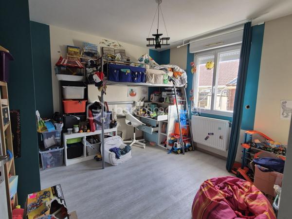 Située à Gien proche des écoles et d'un collège, maison de plain-pied sans travaux.
Terrain clos de 400 m2 environ.

A 1h30 de Paris, 1h de Bourges, 1h d'Orléans


La maison se compose :

-  un grand espace salle à manger séjour avec cuisine aménagée et équipée

-  3 chambres

-  une salle d'eau

-  un wc séparé

-  un garage

Menuiseries PVC double vitrage, volets roulants électriques (manuel dans une chambre).
Fibre optique.
Chaudière gaz de ville récente (07/2025).

Taxe foncière : 1000 € environ

Venez visiter rapidement cette maison sans travaux !