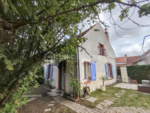 Située dans une ruelle calme à 2 pas du bourg, découvrez cette charmante maison de ville qui allie la proximité immédiate des commodités et le calme absolu. Parfaite pour un premier achat, un jeune couple ou un investissement locatif !

🏠 Descriptif du bien :
Au rez-de-chaussée :
Une cuisine aménagée fonctionnelle.
Un salon / salle à manger chaleureux, idéal pour vos moments de détente.

À l’étage :
Une chambre lumineuse.
Un espace bureau (idéal pour le télétravail ou une chambre d'enfant/d'appoint).
Une salle de bains avec WC.

🌳 Les extérieurs (Le vrai plus !) :
Un premier petit jardin au calme et sans aucun vis-à-vis, véritable havre de paix pour vos déjeuners en extérieur.
Un second jardin non attenant, l'espace idéal pour les amoureux de la nature et de la terre (parfait pour un potager ou un verger).
Un cabanon de rangement et une cave, parfaits pour le stockage et le bricolage.

🛠️ Côté technique & Confort :
Double vitrage PVC sur l'ensemble des fenêtres (bonne isolation phonique et thermique).

Chaudière au gaz de ville récente (installée en 2024), l'assurance d'un chauffage performant et économique.