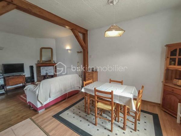 Située dans une ruelle calme à 2 pas du bourg, découvrez cette charmante maison de ville qui allie la proximité immédiate des commodités et le calme absolu. Parfaite pour un premier achat, un jeune couple ou un investissement locatif !

🏠 Descriptif du bien :
Au rez-de-chaussée :
Une cuisine aménagée fonctionnelle.
Un salon / salle à manger chaleureux, idéal pour vos moments de détente.

À l’étage :
Une chambre lumineuse.
Un espace bureau (idéal pour le télétravail ou une chambre d'enfant/d'appoint).
Une salle de bains avec WC.

🌳 Les extérieurs (Le vrai plus !) :
Un premier petit jardin au calme et sans aucun vis-à-vis, véritable havre de paix pour vos déjeuners en extérieur.
Un second jardin non attenant, l'espace idéal pour les amoureux de la nature et de la terre (parfait pour un potager ou un verger).
Un cabanon de rangement et une cave, parfaits pour le stockage et le bricolage.

🛠️ Côté technique & Confort :
Double vitrage PVC sur l'ensemble des fenêtres (bonne isolation phonique et thermique).

Chaudière au gaz de ville récente (installée en 2024), l'assurance d'un chauffage performant et économique.