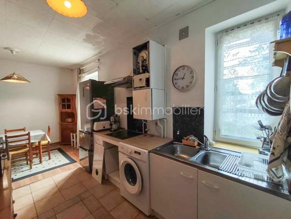 Située dans une ruelle calme à 2 pas du bourg, découvrez cette charmante maison de ville qui allie la proximité immédiate des commodités et le calme absolu. Parfaite pour un premier achat, un jeune couple ou un investissement locatif !

🏠 Descriptif du bien :
Au rez-de-chaussée :
Une cuisine aménagée fonctionnelle.
Un salon / salle à manger chaleureux, idéal pour vos moments de détente.

À l’étage :
Une chambre lumineuse.
Un espace bureau (idéal pour le télétravail ou une chambre d'enfant/d'appoint).
Une salle de bains avec WC.

🌳 Les extérieurs (Le vrai plus !) :
Un premier petit jardin au calme et sans aucun vis-à-vis, véritable havre de paix pour vos déjeuners en extérieur.
Un second jardin non attenant, l'espace idéal pour les amoureux de la nature et de la terre (parfait pour un potager ou un verger).
Un cabanon de rangement et une cave, parfaits pour le stockage et le bricolage.

🛠️ Côté technique & Confort :
Double vitrage PVC sur l'ensemble des fenêtres (bonne isolation phonique et thermique).

Chaudière au gaz de ville récente (installée en 2024), l'assurance d'un chauffage performant et économique.