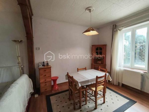 Située dans une ruelle calme à 2 pas du bourg, découvrez cette charmante maison de ville qui allie la proximité immédiate des commodités et le calme absolu. Parfaite pour un premier achat, un jeune couple ou un investissement locatif !

🏠 Descriptif du bien :
Au rez-de-chaussée :
Une cuisine aménagée fonctionnelle.
Un salon / salle à manger chaleureux, idéal pour vos moments de détente.

À l’étage :
Une chambre lumineuse.
Un espace bureau (idéal pour le télétravail ou une chambre d'enfant/d'appoint).
Une salle de bains avec WC.

🌳 Les extérieurs (Le vrai plus !) :
Un premier petit jardin au calme et sans aucun vis-à-vis, véritable havre de paix pour vos déjeuners en extérieur.
Un second jardin non attenant, l'espace idéal pour les amoureux de la nature et de la terre (parfait pour un potager ou un verger).
Un cabanon de rangement et une cave, parfaits pour le stockage et le bricolage.

🛠️ Côté technique & Confort :
Double vitrage PVC sur l'ensemble des fenêtres (bonne isolation phonique et thermique).

Chaudière au gaz de ville récente (installée en 2024), l'assurance d'un chauffage performant et économique.