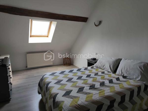 Située dans une ruelle calme à 2 pas du bourg, découvrez cette charmante maison de ville qui allie la proximité immédiate des commodités et le calme absolu. Parfaite pour un premier achat, un jeune couple ou un investissement locatif !

🏠 Descriptif du bien :
Au rez-de-chaussée :
Une cuisine aménagée fonctionnelle.
Un salon / salle à manger chaleureux, idéal pour vos moments de détente.

À l’étage :
Une chambre lumineuse.
Un espace bureau (idéal pour le télétravail ou une chambre d'enfant/d'appoint).
Une salle de bains avec WC.

🌳 Les extérieurs (Le vrai plus !) :
Un premier petit jardin au calme et sans aucun vis-à-vis, véritable havre de paix pour vos déjeuners en extérieur.
Un second jardin non attenant, l'espace idéal pour les amoureux de la nature et de la terre (parfait pour un potager ou un verger).
Un cabanon de rangement et une cave, parfaits pour le stockage et le bricolage.

🛠️ Côté technique & Confort :
Double vitrage PVC sur l'ensemble des fenêtres (bonne isolation phonique et thermique).

Chaudière au gaz de ville récente (installée en 2024), l'assurance d'un chauffage performant et économique.
