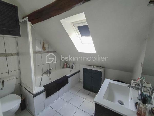Située dans une ruelle calme à 2 pas du bourg, découvrez cette charmante maison de ville qui allie la proximité immédiate des commodités et le calme absolu. Parfaite pour un premier achat, un jeune couple ou un investissement locatif !

🏠 Descriptif du bien :
Au rez-de-chaussée :
Une cuisine aménagée fonctionnelle.
Un salon / salle à manger chaleureux, idéal pour vos moments de détente.

À l’étage :
Une chambre lumineuse.
Un espace bureau (idéal pour le télétravail ou une chambre d'enfant/d'appoint).
Une salle de bains avec WC.

🌳 Les extérieurs (Le vrai plus !) :
Un premier petit jardin au calme et sans aucun vis-à-vis, véritable havre de paix pour vos déjeuners en extérieur.
Un second jardin non attenant, l'espace idéal pour les amoureux de la nature et de la terre (parfait pour un potager ou un verger).
Un cabanon de rangement et une cave, parfaits pour le stockage et le bricolage.

🛠️ Côté technique & Confort :
Double vitrage PVC sur l'ensemble des fenêtres (bonne isolation phonique et thermique).

Chaudière au gaz de ville récente (installée en 2024), l'assurance d'un chauffage performant et économique.