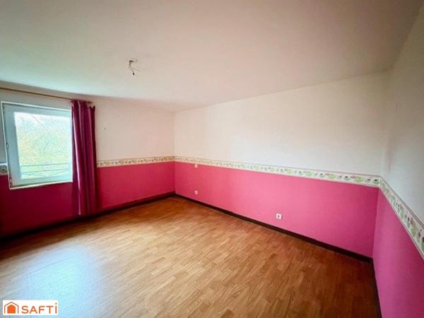 À vendre – Maison de caractère au fort potentiel – Escautpont /6 chambres /double garage+ dépendances