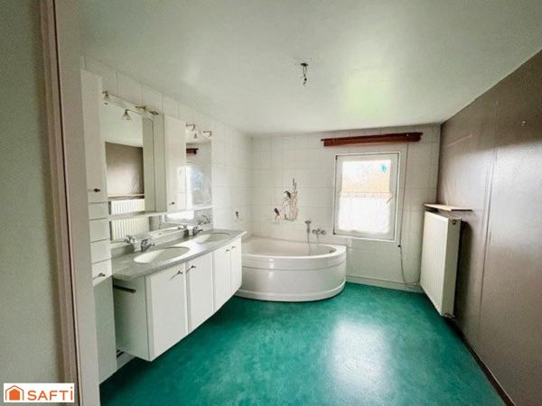 À vendre – Maison de caractère au fort potentiel – Escautpont /6 chambres /double garage+ dépendances