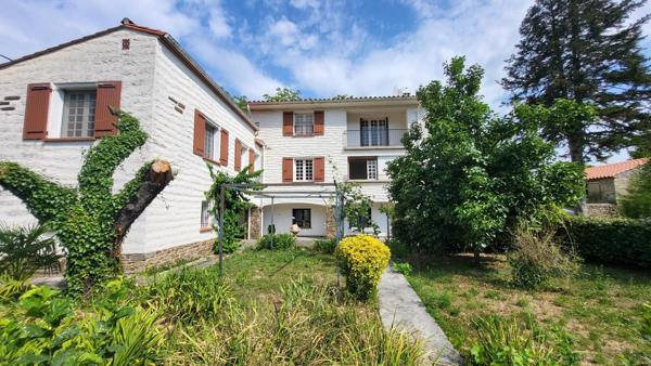 MAISON DE CARACTERE AVEC GARAGE ET JARDIN
