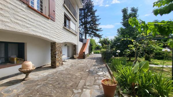 MAISON DE CARACTERE AVEC GARAGE ET JARDIN