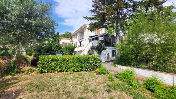 MAISON DE CARACTERE AVEC GARAGE ET JARDIN
