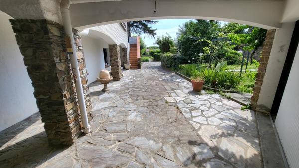 MAISON DE CARACTERE AVEC GARAGE ET JARDIN