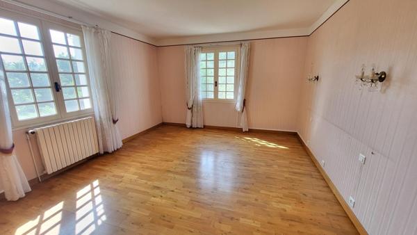 MAISON DE CARACTERE AVEC GARAGE ET JARDIN