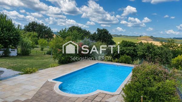 Maison familiale avec piscine et grand terrain.
