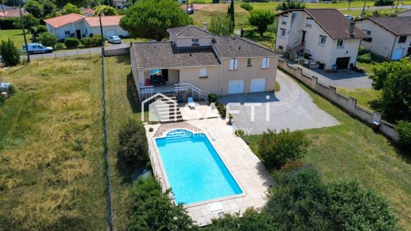 Maison familiale avec piscine et grand terrain.