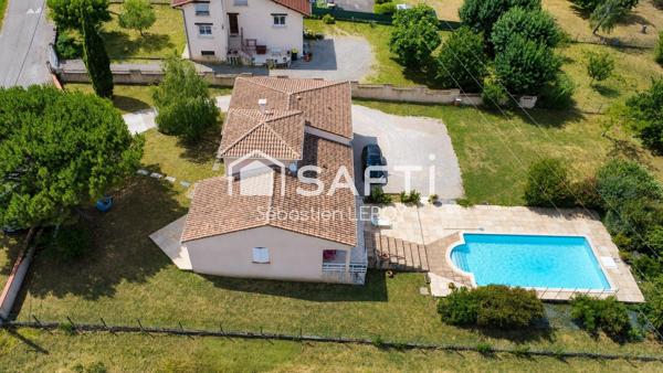 Maison familiale avec piscine et grand terrain.