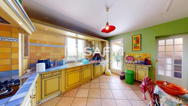 Maison familiale avec piscine et grand terrain.
