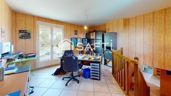 Maison familiale avec piscine et grand terrain.