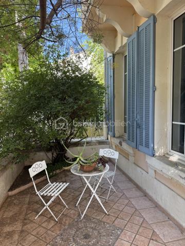 🏡 Une Propriété Rare sur le Marché, offrant un Cadre de Vie Privilégié au Cœur de Salon-de-Provence.
✨ Exclusivité✨- 
- Au Coeur de Salon de Provence 
- Rare sur le marché !!!

- Idéalement située en plein centre-ville de Salon-de-Provence, dans un environnement calme et recherché, cette magnifique villa d'architecte ancienne de 130 m² conjugue avec élégance le charme de l'ancien     et le confort contemporain.
Dès l'entrée, vous serez séduits par son caractère unique : hauteurs sous plafond supérieures à 3 mètres, tomettes anciennes, ferronneries d'art, volumes généreux et luminosité omniprésente.
Édifiée sur un terrain arboré et entièrement clôturé de 185 m², cette propriété bénéficie de deux accès indépendants, de deux terrasses intimistes et d'un agréable jardin paysager offrant calme et sérénité en plein centre-ville.

🏡 AU REZ-DE-CHAUSSÉE
• Belle terrasse d'accueil sécurisée de 15 m² avec portillon.
• Entrée avec placard de rangement.
• Vaste espace de vie d'environ 60 m² comprenant :
•	Salon chaleureux
•	Salle à manger conviviale
•	Superbe cuisine ouverte entièrement équipée, moderne et fonctionnelle.
•       Cellier.
•       WC indépendant.

- De larges baies vitrées ouvrent sur une seconde terrasse de 22 m² et un magnifique jardin arboré, véritable havre de paix.
  Vous profiterez également d'un abri de jardin de 12 m² pouvant servir d'atelier, de local de rangement ou de garage pour motos et scooters, avec un second accès indépendant.

🏡 AU 1ER ÉTAGE
Un superbe escalier en fer forgé et tomettes anciennes dessert l'espace nuit :
• Chambre parentale de 20 m² avec placard intégré et terrasse privative de 5 m².
• Deuxième chambre de 12 m² avec dressing.
• Troisième chambre ou bureau de 9 m².
   Toutes les chambres bénéficient d'une belle luminosité naturelle.
• Salle d'eau élégante de 5 m² avec douche à l'italienne.
• WC indépendant.

🏡 AU 2ÈME ÉTAGE
  Accessible par un magnifique escalier de menuisier réalisé sur mesure.
• Superbe espace aménagé de 47 m² au sol comprenant chambre, atelier, espace détente ou salle de jeux.
  Cet étage offre une totale indépendance et conviendra parfaitement à un adolescent, à une activité professionnelle, à un espace télétravail ou à une suite supplémentaire.
  Possibilité de créer facilement une salle d'eau.
  Deux Vélux et une fenêtre apportent une luminosité remarquable tout au long de la journée. 

⚙️ PRESTATIONS ET CONFORT
• Menuiseries sur mesure récentes.
• Chauffage au gaz naturel.
• Plancher chauffant au rez-de-chaussée.
• Radiateurs à circulation d'eau dans les étages.
• Fibre optique installée.
• Panneaux photovoltaïques avec revente d'électricité générant environ 1 600 € de revenus annuels.
• Maison parfaitement entretenue.
• Aucun travaux à prévoir.
❤️ LES ATOUTS QUI FONT LA DIFFÉRENCE
✓ Emplacement exceptionnel en centre-ville.
✓ Environnement calme sans nuisance.
✓ Toutes commodités accessibles à pied.
✓ Écoles, commerces, gare et transports à proximité immédiate.
✓ Double accès indépendant.
✓ Deux terrasses.
✓ Jardin arboré entièrement sécurisé.
✓  La propriété bénéficie également d’une seconde entrée indépendante côté jardin.
✓ Charme authentique de l'ancien.
✓ Prestations modernes.
✓ Exposition idéale et excellente luminosité.
✓ Bien rare et recherché.
✓ Possibilité profession libérale ou télétravail.
Une demeure de caractère alliant authenticité, confort et qualité de vie, idéale pour une famille souhaitant profiter du centre-ville tout en bénéficiant d'espaces extérieurs privilégiés.

- Un Véritable Coup de Cœur pour les Amateurs de Belles Demeures de Caractère. 
- À découvrir rapidement. 🏡✨

Laurent Expert BSK Immobilier 
A votre Ecoute et Service 
A bientôt ........