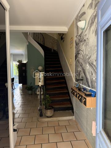 🏡 Une Propriété Rare sur le Marché, offrant un Cadre de Vie Privilégié au Cœur de Salon-de-Provence.
✨ Exclusivité✨- 
- Au Coeur de Salon de Provence 
- Rare sur le marché !!!

- Idéalement située en plein centre-ville de Salon-de-Provence, dans un environnement calme et recherché, cette magnifique villa d'architecte ancienne de 130 m² conjugue avec élégance le charme de l'ancien     et le confort contemporain.
Dès l'entrée, vous serez séduits par son caractère unique : hauteurs sous plafond supérieures à 3 mètres, tomettes anciennes, ferronneries d'art, volumes généreux et luminosité omniprésente.
Édifiée sur un terrain arboré et entièrement clôturé de 185 m², cette propriété bénéficie de deux accès indépendants, de deux terrasses intimistes et d'un agréable jardin paysager offrant calme et sérénité en plein centre-ville.

🏡 AU REZ-DE-CHAUSSÉE
• Belle terrasse d'accueil sécurisée de 15 m² avec portillon.
• Entrée avec placard de rangement.
• Vaste espace de vie d'environ 60 m² comprenant :
•	Salon chaleureux
•	Salle à manger conviviale
•	Superbe cuisine ouverte entièrement équipée, moderne et fonctionnelle.
•       Cellier.
•       WC indépendant.

- De larges baies vitrées ouvrent sur une seconde terrasse de 22 m² et un magnifique jardin arboré, véritable havre de paix.
  Vous profiterez également d'un abri de jardin de 12 m² pouvant servir d'atelier, de local de rangement ou de garage pour motos et scooters, avec un second accès indépendant.

🏡 AU 1ER ÉTAGE
Un superbe escalier en fer forgé et tomettes anciennes dessert l'espace nuit :
• Chambre parentale de 20 m² avec placard intégré et terrasse privative de 5 m².
• Deuxième chambre de 12 m² avec dressing.
• Troisième chambre ou bureau de 9 m².
   Toutes les chambres bénéficient d'une belle luminosité naturelle.
• Salle d'eau élégante de 5 m² avec douche à l'italienne.
• WC indépendant.

🏡 AU 2ÈME ÉTAGE
  Accessible par un magnifique escalier de menuisier réalisé sur mesure.
• Superbe espace aménagé de 47 m² au sol comprenant chambre, atelier, espace détente ou salle de jeux.
  Cet étage offre une totale indépendance et conviendra parfaitement à un adolescent, à une activité professionnelle, à un espace télétravail ou à une suite supplémentaire.
  Possibilité de créer facilement une salle d'eau.
  Deux Vélux et une fenêtre apportent une luminosité remarquable tout au long de la journée. 

⚙️ PRESTATIONS ET CONFORT
• Menuiseries sur mesure récentes.
• Chauffage au gaz naturel.
• Plancher chauffant au rez-de-chaussée.
• Radiateurs à circulation d'eau dans les étages.
• Fibre optique installée.
• Panneaux photovoltaïques avec revente d'électricité générant environ 1 600 € de revenus annuels.
• Maison parfaitement entretenue.
• Aucun travaux à prévoir.
❤️ LES ATOUTS QUI FONT LA DIFFÉRENCE
✓ Emplacement exceptionnel en centre-ville.
✓ Environnement calme sans nuisance.
✓ Toutes commodités accessibles à pied.
✓ Écoles, commerces, gare et transports à proximité immédiate.
✓ Double accès indépendant.
✓ Deux terrasses.
✓ Jardin arboré entièrement sécurisé.
✓  La propriété bénéficie également d’une seconde entrée indépendante côté jardin.
✓ Charme authentique de l'ancien.
✓ Prestations modernes.
✓ Exposition idéale et excellente luminosité.
✓ Bien rare et recherché.
✓ Possibilité profession libérale ou télétravail.
Une demeure de caractère alliant authenticité, confort et qualité de vie, idéale pour une famille souhaitant profiter du centre-ville tout en bénéficiant d'espaces extérieurs privilégiés.

- Un Véritable Coup de Cœur pour les Amateurs de Belles Demeures de Caractère. 
- À découvrir rapidement. 🏡✨

Laurent Expert BSK Immobilier 
A votre Ecoute et Service 
A bientôt ........