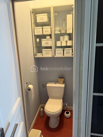 🏡 Une Propriété Rare sur le Marché, offrant un Cadre de Vie Privilégié au Cœur de Salon-de-Provence.
✨ Exclusivité✨- 
- Au Coeur de Salon de Provence 
- Rare sur le marché !!!

- Idéalement située en plein centre-ville de Salon-de-Provence, dans un environnement calme et recherché, cette magnifique villa d'architecte ancienne de 130 m² conjugue avec élégance le charme de l'ancien     et le confort contemporain.
Dès l'entrée, vous serez séduits par son caractère unique : hauteurs sous plafond supérieures à 3 mètres, tomettes anciennes, ferronneries d'art, volumes généreux et luminosité omniprésente.
Édifiée sur un terrain arboré et entièrement clôturé de 185 m², cette propriété bénéficie de deux accès indépendants, de deux terrasses intimistes et d'un agréable jardin paysager offrant calme et sérénité en plein centre-ville.

🏡 AU REZ-DE-CHAUSSÉE
• Belle terrasse d'accueil sécurisée de 15 m² avec portillon.
• Entrée avec placard de rangement.
• Vaste espace de vie d'environ 60 m² comprenant :
•	Salon chaleureux
•	Salle à manger conviviale
•	Superbe cuisine ouverte entièrement équipée, moderne et fonctionnelle.
•       Cellier.
•       WC indépendant.

- De larges baies vitrées ouvrent sur une seconde terrasse de 22 m² et un magnifique jardin arboré, véritable havre de paix.
  Vous profiterez également d'un abri de jardin de 12 m² pouvant servir d'atelier, de local de rangement ou de garage pour motos et scooters, avec un second accès indépendant.

🏡 AU 1ER ÉTAGE
Un superbe escalier en fer forgé et tomettes anciennes dessert l'espace nuit :
• Chambre parentale de 20 m² avec placard intégré et terrasse privative de 5 m².
• Deuxième chambre de 12 m² avec dressing.
• Troisième chambre ou bureau de 9 m².
   Toutes les chambres bénéficient d'une belle luminosité naturelle.
• Salle d'eau élégante de 5 m² avec douche à l'italienne.
• WC indépendant.

🏡 AU 2ÈME ÉTAGE
  Accessible par un magnifique escalier de menuisier réalisé sur mesure.
• Superbe espace aménagé de 47 m² au sol comprenant chambre, atelier, espace détente ou salle de jeux.
  Cet étage offre une totale indépendance et conviendra parfaitement à un adolescent, à une activité professionnelle, à un espace télétravail ou à une suite supplémentaire.
  Possibilité de créer facilement une salle d'eau.
  Deux Vélux et une fenêtre apportent une luminosité remarquable tout au long de la journée. 

⚙️ PRESTATIONS ET CONFORT
• Menuiseries sur mesure récentes.
• Chauffage au gaz naturel.
• Plancher chauffant au rez-de-chaussée.
• Radiateurs à circulation d'eau dans les étages.
• Fibre optique installée.
• Panneaux photovoltaïques avec revente d'électricité générant environ 1 600 € de revenus annuels.
• Maison parfaitement entretenue.
• Aucun travaux à prévoir.
❤️ LES ATOUTS QUI FONT LA DIFFÉRENCE
✓ Emplacement exceptionnel en centre-ville.
✓ Environnement calme sans nuisance.
✓ Toutes commodités accessibles à pied.
✓ Écoles, commerces, gare et transports à proximité immédiate.
✓ Double accès indépendant.
✓ Deux terrasses.
✓ Jardin arboré entièrement sécurisé.
✓  La propriété bénéficie également d’une seconde entrée indépendante côté jardin.
✓ Charme authentique de l'ancien.
✓ Prestations modernes.
✓ Exposition idéale et excellente luminosité.
✓ Bien rare et recherché.
✓ Possibilité profession libérale ou télétravail.
Une demeure de caractère alliant authenticité, confort et qualité de vie, idéale pour une famille souhaitant profiter du centre-ville tout en bénéficiant d'espaces extérieurs privilégiés.

- Un Véritable Coup de Cœur pour les Amateurs de Belles Demeures de Caractère. 
- À découvrir rapidement. 🏡✨

Laurent Expert BSK Immobilier 
A votre Ecoute et Service 
A bientôt ........