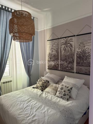 🏡 Une Propriété Rare sur le Marché, offrant un Cadre de Vie Privilégié au Cœur de Salon-de-Provence.
✨ Exclusivité✨- 
- Au Coeur de Salon de Provence 
- Rare sur le marché !!!

- Idéalement située en plein centre-ville de Salon-de-Provence, dans un environnement calme et recherché, cette magnifique villa d'architecte ancienne de 130 m² conjugue avec élégance le charme de l'ancien     et le confort contemporain.
Dès l'entrée, vous serez séduits par son caractère unique : hauteurs sous plafond supérieures à 3 mètres, tomettes anciennes, ferronneries d'art, volumes généreux et luminosité omniprésente.
Édifiée sur un terrain arboré et entièrement clôturé de 185 m², cette propriété bénéficie de deux accès indépendants, de deux terrasses intimistes et d'un agréable jardin paysager offrant calme et sérénité en plein centre-ville.

🏡 AU REZ-DE-CHAUSSÉE
• Belle terrasse d'accueil sécurisée de 15 m² avec portillon.
• Entrée avec placard de rangement.
• Vaste espace de vie d'environ 60 m² comprenant :
•	Salon chaleureux
•	Salle à manger conviviale
•	Superbe cuisine ouverte entièrement équipée, moderne et fonctionnelle.
•       Cellier.
•       WC indépendant.

- De larges baies vitrées ouvrent sur une seconde terrasse de 22 m² et un magnifique jardin arboré, véritable havre de paix.
  Vous profiterez également d'un abri de jardin de 12 m² pouvant servir d'atelier, de local de rangement ou de garage pour motos et scooters, avec un second accès indépendant.

🏡 AU 1ER ÉTAGE
Un superbe escalier en fer forgé et tomettes anciennes dessert l'espace nuit :
• Chambre parentale de 20 m² avec placard intégré et terrasse privative de 5 m².
• Deuxième chambre de 12 m² avec dressing.
• Troisième chambre ou bureau de 9 m².
   Toutes les chambres bénéficient d'une belle luminosité naturelle.
• Salle d'eau élégante de 5 m² avec douche à l'italienne.
• WC indépendant.

🏡 AU 2ÈME ÉTAGE
  Accessible par un magnifique escalier de menuisier réalisé sur mesure.
• Superbe espace aménagé de 47 m² au sol comprenant chambre, atelier, espace détente ou salle de jeux.
  Cet étage offre une totale indépendance et conviendra parfaitement à un adolescent, à une activité professionnelle, à un espace télétravail ou à une suite supplémentaire.
  Possibilité de créer facilement une salle d'eau.
  Deux Vélux et une fenêtre apportent une luminosité remarquable tout au long de la journée. 

⚙️ PRESTATIONS ET CONFORT
• Menuiseries sur mesure récentes.
• Chauffage au gaz naturel.
• Plancher chauffant au rez-de-chaussée.
• Radiateurs à circulation d'eau dans les étages.
• Fibre optique installée.
• Panneaux photovoltaïques avec revente d'électricité générant environ 1 600 € de revenus annuels.
• Maison parfaitement entretenue.
• Aucun travaux à prévoir.
❤️ LES ATOUTS QUI FONT LA DIFFÉRENCE
✓ Emplacement exceptionnel en centre-ville.
✓ Environnement calme sans nuisance.
✓ Toutes commodités accessibles à pied.
✓ Écoles, commerces, gare et transports à proximité immédiate.
✓ Double accès indépendant.
✓ Deux terrasses.
✓ Jardin arboré entièrement sécurisé.
✓  La propriété bénéficie également d’une seconde entrée indépendante côté jardin.
✓ Charme authentique de l'ancien.
✓ Prestations modernes.
✓ Exposition idéale et excellente luminosité.
✓ Bien rare et recherché.
✓ Possibilité profession libérale ou télétravail.
Une demeure de caractère alliant authenticité, confort et qualité de vie, idéale pour une famille souhaitant profiter du centre-ville tout en bénéficiant d'espaces extérieurs privilégiés.

- Un Véritable Coup de Cœur pour les Amateurs de Belles Demeures de Caractère. 
- À découvrir rapidement. 🏡✨

Laurent Expert BSK Immobilier 
A votre Ecoute et Service 
A bientôt ........