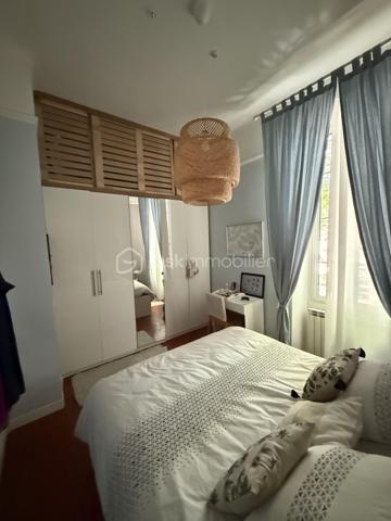 🏡 Une Propriété Rare sur le Marché, offrant un Cadre de Vie Privilégié au Cœur de Salon-de-Provence.
✨ Exclusivité✨- 
- Au Coeur de Salon de Provence 
- Rare sur le marché !!!

- Idéalement située en plein centre-ville de Salon-de-Provence, dans un environnement calme et recherché, cette magnifique villa d'architecte ancienne de 130 m² conjugue avec élégance le charme de l'ancien     et le confort contemporain.
Dès l'entrée, vous serez séduits par son caractère unique : hauteurs sous plafond supérieures à 3 mètres, tomettes anciennes, ferronneries d'art, volumes généreux et luminosité omniprésente.
Édifiée sur un terrain arboré et entièrement clôturé de 185 m², cette propriété bénéficie de deux accès indépendants, de deux terrasses intimistes et d'un agréable jardin paysager offrant calme et sérénité en plein centre-ville.

🏡 AU REZ-DE-CHAUSSÉE
• Belle terrasse d'accueil sécurisée de 15 m² avec portillon.
• Entrée avec placard de rangement.
• Vaste espace de vie d'environ 60 m² comprenant :
•	Salon chaleureux
•	Salle à manger conviviale
•	Superbe cuisine ouverte entièrement équipée, moderne et fonctionnelle.
•       Cellier.
•       WC indépendant.

- De larges baies vitrées ouvrent sur une seconde terrasse de 22 m² et un magnifique jardin arboré, véritable havre de paix.
  Vous profiterez également d'un abri de jardin de 12 m² pouvant servir d'atelier, de local de rangement ou de garage pour motos et scooters, avec un second accès indépendant.

🏡 AU 1ER ÉTAGE
Un superbe escalier en fer forgé et tomettes anciennes dessert l'espace nuit :
• Chambre parentale de 20 m² avec placard intégré et terrasse privative de 5 m².
• Deuxième chambre de 12 m² avec dressing.
• Troisième chambre ou bureau de 9 m².
   Toutes les chambres bénéficient d'une belle luminosité naturelle.
• Salle d'eau élégante de 5 m² avec douche à l'italienne.
• WC indépendant.

🏡 AU 2ÈME ÉTAGE
  Accessible par un magnifique escalier de menuisier réalisé sur mesure.
• Superbe espace aménagé de 47 m² au sol comprenant chambre, atelier, espace détente ou salle de jeux.
  Cet étage offre une totale indépendance et conviendra parfaitement à un adolescent, à une activité professionnelle, à un espace télétravail ou à une suite supplémentaire.
  Possibilité de créer facilement une salle d'eau.
  Deux Vélux et une fenêtre apportent une luminosité remarquable tout au long de la journée. 

⚙️ PRESTATIONS ET CONFORT
• Menuiseries sur mesure récentes.
• Chauffage au gaz naturel.
• Plancher chauffant au rez-de-chaussée.
• Radiateurs à circulation d'eau dans les étages.
• Fibre optique installée.
• Panneaux photovoltaïques avec revente d'électricité générant environ 1 600 € de revenus annuels.
• Maison parfaitement entretenue.
• Aucun travaux à prévoir.
❤️ LES ATOUTS QUI FONT LA DIFFÉRENCE
✓ Emplacement exceptionnel en centre-ville.
✓ Environnement calme sans nuisance.
✓ Toutes commodités accessibles à pied.
✓ Écoles, commerces, gare et transports à proximité immédiate.
✓ Double accès indépendant.
✓ Deux terrasses.
✓ Jardin arboré entièrement sécurisé.
✓  La propriété bénéficie également d’une seconde entrée indépendante côté jardin.
✓ Charme authentique de l'ancien.
✓ Prestations modernes.
✓ Exposition idéale et excellente luminosité.
✓ Bien rare et recherché.
✓ Possibilité profession libérale ou télétravail.
Une demeure de caractère alliant authenticité, confort et qualité de vie, idéale pour une famille souhaitant profiter du centre-ville tout en bénéficiant d'espaces extérieurs privilégiés.

- Un Véritable Coup de Cœur pour les Amateurs de Belles Demeures de Caractère. 
- À découvrir rapidement. 🏡✨

Laurent Expert BSK Immobilier 
A votre Ecoute et Service 
A bientôt ........