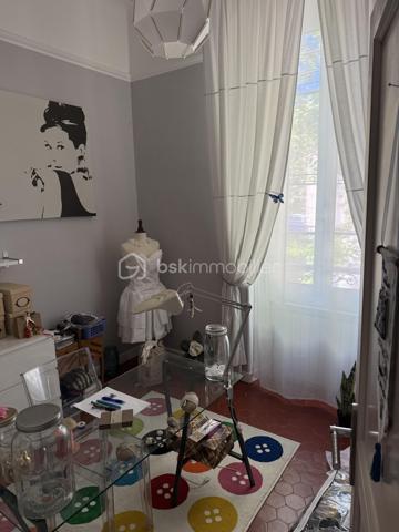 🏡 Une Propriété Rare sur le Marché, offrant un Cadre de Vie Privilégié au Cœur de Salon-de-Provence.
✨ Exclusivité✨- 
- Au Coeur de Salon de Provence 
- Rare sur le marché !!!

- Idéalement située en plein centre-ville de Salon-de-Provence, dans un environnement calme et recherché, cette magnifique villa d'architecte ancienne de 130 m² conjugue avec élégance le charme de l'ancien     et le confort contemporain.
Dès l'entrée, vous serez séduits par son caractère unique : hauteurs sous plafond supérieures à 3 mètres, tomettes anciennes, ferronneries d'art, volumes généreux et luminosité omniprésente.
Édifiée sur un terrain arboré et entièrement clôturé de 185 m², cette propriété bénéficie de deux accès indépendants, de deux terrasses intimistes et d'un agréable jardin paysager offrant calme et sérénité en plein centre-ville.

🏡 AU REZ-DE-CHAUSSÉE
• Belle terrasse d'accueil sécurisée de 15 m² avec portillon.
• Entrée avec placard de rangement.
• Vaste espace de vie d'environ 60 m² comprenant :
•	Salon chaleureux
•	Salle à manger conviviale
•	Superbe cuisine ouverte entièrement équipée, moderne et fonctionnelle.
•       Cellier.
•       WC indépendant.

- De larges baies vitrées ouvrent sur une seconde terrasse de 22 m² et un magnifique jardin arboré, véritable havre de paix.
  Vous profiterez également d'un abri de jardin de 12 m² pouvant servir d'atelier, de local de rangement ou de garage pour motos et scooters, avec un second accès indépendant.

🏡 AU 1ER ÉTAGE
Un superbe escalier en fer forgé et tomettes anciennes dessert l'espace nuit :
• Chambre parentale de 20 m² avec placard intégré et terrasse privative de 5 m².
• Deuxième chambre de 12 m² avec dressing.
• Troisième chambre ou bureau de 9 m².
   Toutes les chambres bénéficient d'une belle luminosité naturelle.
• Salle d'eau élégante de 5 m² avec douche à l'italienne.
• WC indépendant.

🏡 AU 2ÈME ÉTAGE
  Accessible par un magnifique escalier de menuisier réalisé sur mesure.
• Superbe espace aménagé de 47 m² au sol comprenant chambre, atelier, espace détente ou salle de jeux.
  Cet étage offre une totale indépendance et conviendra parfaitement à un adolescent, à une activité professionnelle, à un espace télétravail ou à une suite supplémentaire.
  Possibilité de créer facilement une salle d'eau.
  Deux Vélux et une fenêtre apportent une luminosité remarquable tout au long de la journée. 

⚙️ PRESTATIONS ET CONFORT
• Menuiseries sur mesure récentes.
• Chauffage au gaz naturel.
• Plancher chauffant au rez-de-chaussée.
• Radiateurs à circulation d'eau dans les étages.
• Fibre optique installée.
• Panneaux photovoltaïques avec revente d'électricité générant environ 1 600 € de revenus annuels.
• Maison parfaitement entretenue.
• Aucun travaux à prévoir.
❤️ LES ATOUTS QUI FONT LA DIFFÉRENCE
✓ Emplacement exceptionnel en centre-ville.
✓ Environnement calme sans nuisance.
✓ Toutes commodités accessibles à pied.
✓ Écoles, commerces, gare et transports à proximité immédiate.
✓ Double accès indépendant.
✓ Deux terrasses.
✓ Jardin arboré entièrement sécurisé.
✓  La propriété bénéficie également d’une seconde entrée indépendante côté jardin.
✓ Charme authentique de l'ancien.
✓ Prestations modernes.
✓ Exposition idéale et excellente luminosité.
✓ Bien rare et recherché.
✓ Possibilité profession libérale ou télétravail.
Une demeure de caractère alliant authenticité, confort et qualité de vie, idéale pour une famille souhaitant profiter du centre-ville tout en bénéficiant d'espaces extérieurs privilégiés.

- Un Véritable Coup de Cœur pour les Amateurs de Belles Demeures de Caractère. 
- À découvrir rapidement. 🏡✨

Laurent Expert BSK Immobilier 
A votre Ecoute et Service 
A bientôt ........