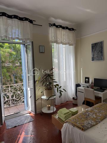 🏡 Une Propriété Rare sur le Marché, offrant un Cadre de Vie Privilégié au Cœur de Salon-de-Provence.
✨ Exclusivité✨- 
- Au Coeur de Salon de Provence 
- Rare sur le marché !!!

- Idéalement située en plein centre-ville de Salon-de-Provence, dans un environnement calme et recherché, cette magnifique villa d'architecte ancienne de 130 m² conjugue avec élégance le charme de l'ancien     et le confort contemporain.
Dès l'entrée, vous serez séduits par son caractère unique : hauteurs sous plafond supérieures à 3 mètres, tomettes anciennes, ferronneries d'art, volumes généreux et luminosité omniprésente.
Édifiée sur un terrain arboré et entièrement clôturé de 185 m², cette propriété bénéficie de deux accès indépendants, de deux terrasses intimistes et d'un agréable jardin paysager offrant calme et sérénité en plein centre-ville.

🏡 AU REZ-DE-CHAUSSÉE
• Belle terrasse d'accueil sécurisée de 15 m² avec portillon.
• Entrée avec placard de rangement.
• Vaste espace de vie d'environ 60 m² comprenant :
•	Salon chaleureux
•	Salle à manger conviviale
•	Superbe cuisine ouverte entièrement équipée, moderne et fonctionnelle.
•       Cellier.
•       WC indépendant.

- De larges baies vitrées ouvrent sur une seconde terrasse de 22 m² et un magnifique jardin arboré, véritable havre de paix.
  Vous profiterez également d'un abri de jardin de 12 m² pouvant servir d'atelier, de local de rangement ou de garage pour motos et scooters, avec un second accès indépendant.

🏡 AU 1ER ÉTAGE
Un superbe escalier en fer forgé et tomettes anciennes dessert l'espace nuit :
• Chambre parentale de 20 m² avec placard intégré et terrasse privative de 5 m².
• Deuxième chambre de 12 m² avec dressing.
• Troisième chambre ou bureau de 9 m².
   Toutes les chambres bénéficient d'une belle luminosité naturelle.
• Salle d'eau élégante de 5 m² avec douche à l'italienne.
• WC indépendant.

🏡 AU 2ÈME ÉTAGE
  Accessible par un magnifique escalier de menuisier réalisé sur mesure.
• Superbe espace aménagé de 47 m² au sol comprenant chambre, atelier, espace détente ou salle de jeux.
  Cet étage offre une totale indépendance et conviendra parfaitement à un adolescent, à une activité professionnelle, à un espace télétravail ou à une suite supplémentaire.
  Possibilité de créer facilement une salle d'eau.
  Deux Vélux et une fenêtre apportent une luminosité remarquable tout au long de la journée. 

⚙️ PRESTATIONS ET CONFORT
• Menuiseries sur mesure récentes.
• Chauffage au gaz naturel.
• Plancher chauffant au rez-de-chaussée.
• Radiateurs à circulation d'eau dans les étages.
• Fibre optique installée.
• Panneaux photovoltaïques avec revente d'électricité générant environ 1 600 € de revenus annuels.
• Maison parfaitement entretenue.
• Aucun travaux à prévoir.
❤️ LES ATOUTS QUI FONT LA DIFFÉRENCE
✓ Emplacement exceptionnel en centre-ville.
✓ Environnement calme sans nuisance.
✓ Toutes commodités accessibles à pied.
✓ Écoles, commerces, gare et transports à proximité immédiate.
✓ Double accès indépendant.
✓ Deux terrasses.
✓ Jardin arboré entièrement sécurisé.
✓  La propriété bénéficie également d’une seconde entrée indépendante côté jardin.
✓ Charme authentique de l'ancien.
✓ Prestations modernes.
✓ Exposition idéale et excellente luminosité.
✓ Bien rare et recherché.
✓ Possibilité profession libérale ou télétravail.
Une demeure de caractère alliant authenticité, confort et qualité de vie, idéale pour une famille souhaitant profiter du centre-ville tout en bénéficiant d'espaces extérieurs privilégiés.

- Un Véritable Coup de Cœur pour les Amateurs de Belles Demeures de Caractère. 
- À découvrir rapidement. 🏡✨

Laurent Expert BSK Immobilier 
A votre Ecoute et Service 
A bientôt ........