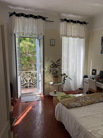 🏡 Une Propriété Rare sur le Marché, offrant un Cadre de Vie Privilégié au Cœur de Salon-de-Provence.
✨ Exclusivité✨- 
- Au Coeur de Salon de Provence 
- Rare sur le marché !!!

- Idéalement située en plein centre-ville de Salon-de-Provence, dans un environnement calme et recherché, cette magnifique villa d'architecte ancienne de 130 m² conjugue avec élégance le charme de l'ancien     et le confort contemporain.
Dès l'entrée, vous serez séduits par son caractère unique : hauteurs sous plafond supérieures à 3 mètres, tomettes anciennes, ferronneries d'art, volumes généreux et luminosité omniprésente.
Édifiée sur un terrain arboré et entièrement clôturé de 185 m², cette propriété bénéficie de deux accès indépendants, de deux terrasses intimistes et d'un agréable jardin paysager offrant calme et sérénité en plein centre-ville.

🏡 AU REZ-DE-CHAUSSÉE
• Belle terrasse d'accueil sécurisée de 15 m² avec portillon.
• Entrée avec placard de rangement.
• Vaste espace de vie d'environ 60 m² comprenant :
•	Salon chaleureux
•	Salle à manger conviviale
•	Superbe cuisine ouverte entièrement équipée, moderne et fonctionnelle.
•       Cellier.
•       WC indépendant.

- De larges baies vitrées ouvrent sur une seconde terrasse de 22 m² et un magnifique jardin arboré, véritable havre de paix.
  Vous profiterez également d'un abri de jardin de 12 m² pouvant servir d'atelier, de local de rangement ou de garage pour motos et scooters, avec un second accès indépendant.

🏡 AU 1ER ÉTAGE
Un superbe escalier en fer forgé et tomettes anciennes dessert l'espace nuit :
• Chambre parentale de 20 m² avec placard intégré et terrasse privative de 5 m².
• Deuxième chambre de 12 m² avec dressing.
• Troisième chambre ou bureau de 9 m².
   Toutes les chambres bénéficient d'une belle luminosité naturelle.
• Salle d'eau élégante de 5 m² avec douche à l'italienne.
• WC indépendant.

🏡 AU 2ÈME ÉTAGE
  Accessible par un magnifique escalier de menuisier réalisé sur mesure.
• Superbe espace aménagé de 47 m² au sol comprenant chambre, atelier, espace détente ou salle de jeux.
  Cet étage offre une totale indépendance et conviendra parfaitement à un adolescent, à une activité professionnelle, à un espace télétravail ou à une suite supplémentaire.
  Possibilité de créer facilement une salle d'eau.
  Deux Vélux et une fenêtre apportent une luminosité remarquable tout au long de la journée. 

⚙️ PRESTATIONS ET CONFORT
• Menuiseries sur mesure récentes.
• Chauffage au gaz naturel.
• Plancher chauffant au rez-de-chaussée.
• Radiateurs à circulation d'eau dans les étages.
• Fibre optique installée.
• Panneaux photovoltaïques avec revente d'électricité générant environ 1 600 € de revenus annuels.
• Maison parfaitement entretenue.
• Aucun travaux à prévoir.
❤️ LES ATOUTS QUI FONT LA DIFFÉRENCE
✓ Emplacement exceptionnel en centre-ville.
✓ Environnement calme sans nuisance.
✓ Toutes commodités accessibles à pied.
✓ Écoles, commerces, gare et transports à proximité immédiate.
✓ Double accès indépendant.
✓ Deux terrasses.
✓ Jardin arboré entièrement sécurisé.
✓  La propriété bénéficie également d’une seconde entrée indépendante côté jardin.
✓ Charme authentique de l'ancien.
✓ Prestations modernes.
✓ Exposition idéale et excellente luminosité.
✓ Bien rare et recherché.
✓ Possibilité profession libérale ou télétravail.
Une demeure de caractère alliant authenticité, confort et qualité de vie, idéale pour une famille souhaitant profiter du centre-ville tout en bénéficiant d'espaces extérieurs privilégiés.

- Un Véritable Coup de Cœur pour les Amateurs de Belles Demeures de Caractère. 
- À découvrir rapidement. 🏡✨

Laurent Expert BSK Immobilier 
A votre Ecoute et Service 
A bientôt ........