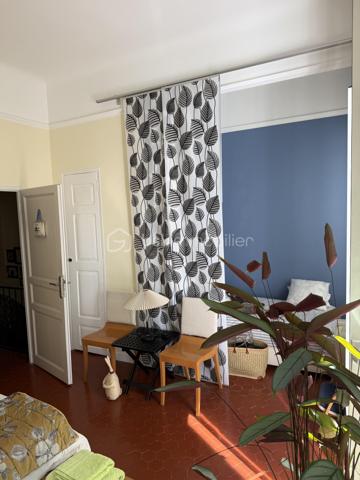 🏡 Une Propriété Rare sur le Marché, offrant un Cadre de Vie Privilégié au Cœur de Salon-de-Provence.
✨ Exclusivité✨- 
- Au Coeur de Salon de Provence 
- Rare sur le marché !!!

- Idéalement située en plein centre-ville de Salon-de-Provence, dans un environnement calme et recherché, cette magnifique villa d'architecte ancienne de 130 m² conjugue avec élégance le charme de l'ancien     et le confort contemporain.
Dès l'entrée, vous serez séduits par son caractère unique : hauteurs sous plafond supérieures à 3 mètres, tomettes anciennes, ferronneries d'art, volumes généreux et luminosité omniprésente.
Édifiée sur un terrain arboré et entièrement clôturé de 185 m², cette propriété bénéficie de deux accès indépendants, de deux terrasses intimistes et d'un agréable jardin paysager offrant calme et sérénité en plein centre-ville.

🏡 AU REZ-DE-CHAUSSÉE
• Belle terrasse d'accueil sécurisée de 15 m² avec portillon.
• Entrée avec placard de rangement.
• Vaste espace de vie d'environ 60 m² comprenant :
•	Salon chaleureux
•	Salle à manger conviviale
•	Superbe cuisine ouverte entièrement équipée, moderne et fonctionnelle.
•       Cellier.
•       WC indépendant.

- De larges baies vitrées ouvrent sur une seconde terrasse de 22 m² et un magnifique jardin arboré, véritable havre de paix.
  Vous profiterez également d'un abri de jardin de 12 m² pouvant servir d'atelier, de local de rangement ou de garage pour motos et scooters, avec un second accès indépendant.

🏡 AU 1ER ÉTAGE
Un superbe escalier en fer forgé et tomettes anciennes dessert l'espace nuit :
• Chambre parentale de 20 m² avec placard intégré et terrasse privative de 5 m².
• Deuxième chambre de 12 m² avec dressing.
• Troisième chambre ou bureau de 9 m².
   Toutes les chambres bénéficient d'une belle luminosité naturelle.
• Salle d'eau élégante de 5 m² avec douche à l'italienne.
• WC indépendant.

🏡 AU 2ÈME ÉTAGE
  Accessible par un magnifique escalier de menuisier réalisé sur mesure.
• Superbe espace aménagé de 47 m² au sol comprenant chambre, atelier, espace détente ou salle de jeux.
  Cet étage offre une totale indépendance et conviendra parfaitement à un adolescent, à une activité professionnelle, à un espace télétravail ou à une suite supplémentaire.
  Possibilité de créer facilement une salle d'eau.
  Deux Vélux et une fenêtre apportent une luminosité remarquable tout au long de la journée. 

⚙️ PRESTATIONS ET CONFORT
• Menuiseries sur mesure récentes.
• Chauffage au gaz naturel.
• Plancher chauffant au rez-de-chaussée.
• Radiateurs à circulation d'eau dans les étages.
• Fibre optique installée.
• Panneaux photovoltaïques avec revente d'électricité générant environ 1 600 € de revenus annuels.
• Maison parfaitement entretenue.
• Aucun travaux à prévoir.
❤️ LES ATOUTS QUI FONT LA DIFFÉRENCE
✓ Emplacement exceptionnel en centre-ville.
✓ Environnement calme sans nuisance.
✓ Toutes commodités accessibles à pied.
✓ Écoles, commerces, gare et transports à proximité immédiate.
✓ Double accès indépendant.
✓ Deux terrasses.
✓ Jardin arboré entièrement sécurisé.
✓  La propriété bénéficie également d’une seconde entrée indépendante côté jardin.
✓ Charme authentique de l'ancien.
✓ Prestations modernes.
✓ Exposition idéale et excellente luminosité.
✓ Bien rare et recherché.
✓ Possibilité profession libérale ou télétravail.
Une demeure de caractère alliant authenticité, confort et qualité de vie, idéale pour une famille souhaitant profiter du centre-ville tout en bénéficiant d'espaces extérieurs privilégiés.

- Un Véritable Coup de Cœur pour les Amateurs de Belles Demeures de Caractère. 
- À découvrir rapidement. 🏡✨

Laurent Expert BSK Immobilier 
A votre Ecoute et Service 
A bientôt ........