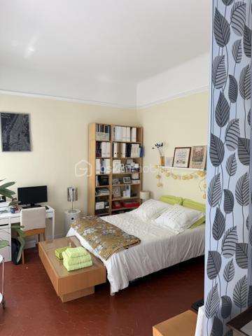 🏡 Une Propriété Rare sur le Marché, offrant un Cadre de Vie Privilégié au Cœur de Salon-de-Provence.
✨ Exclusivité✨- 
- Au Coeur de Salon de Provence 
- Rare sur le marché !!!

- Idéalement située en plein centre-ville de Salon-de-Provence, dans un environnement calme et recherché, cette magnifique villa d'architecte ancienne de 130 m² conjugue avec élégance le charme de l'ancien     et le confort contemporain.
Dès l'entrée, vous serez séduits par son caractère unique : hauteurs sous plafond supérieures à 3 mètres, tomettes anciennes, ferronneries d'art, volumes généreux et luminosité omniprésente.
Édifiée sur un terrain arboré et entièrement clôturé de 185 m², cette propriété bénéficie de deux accès indépendants, de deux terrasses intimistes et d'un agréable jardin paysager offrant calme et sérénité en plein centre-ville.

🏡 AU REZ-DE-CHAUSSÉE
• Belle terrasse d'accueil sécurisée de 15 m² avec portillon.
• Entrée avec placard de rangement.
• Vaste espace de vie d'environ 60 m² comprenant :
•	Salon chaleureux
•	Salle à manger conviviale
•	Superbe cuisine ouverte entièrement équipée, moderne et fonctionnelle.
•       Cellier.
•       WC indépendant.

- De larges baies vitrées ouvrent sur une seconde terrasse de 22 m² et un magnifique jardin arboré, véritable havre de paix.
  Vous profiterez également d'un abri de jardin de 12 m² pouvant servir d'atelier, de local de rangement ou de garage pour motos et scooters, avec un second accès indépendant.

🏡 AU 1ER ÉTAGE
Un superbe escalier en fer forgé et tomettes anciennes dessert l'espace nuit :
• Chambre parentale de 20 m² avec placard intégré et terrasse privative de 5 m².
• Deuxième chambre de 12 m² avec dressing.
• Troisième chambre ou bureau de 9 m².
   Toutes les chambres bénéficient d'une belle luminosité naturelle.
• Salle d'eau élégante de 5 m² avec douche à l'italienne.
• WC indépendant.

🏡 AU 2ÈME ÉTAGE
  Accessible par un magnifique escalier de menuisier réalisé sur mesure.
• Superbe espace aménagé de 47 m² au sol comprenant chambre, atelier, espace détente ou salle de jeux.
  Cet étage offre une totale indépendance et conviendra parfaitement à un adolescent, à une activité professionnelle, à un espace télétravail ou à une suite supplémentaire.
  Possibilité de créer facilement une salle d'eau.
  Deux Vélux et une fenêtre apportent une luminosité remarquable tout au long de la journée. 

⚙️ PRESTATIONS ET CONFORT
• Menuiseries sur mesure récentes.
• Chauffage au gaz naturel.
• Plancher chauffant au rez-de-chaussée.
• Radiateurs à circulation d'eau dans les étages.
• Fibre optique installée.
• Panneaux photovoltaïques avec revente d'électricité générant environ 1 600 € de revenus annuels.
• Maison parfaitement entretenue.
• Aucun travaux à prévoir.
❤️ LES ATOUTS QUI FONT LA DIFFÉRENCE
✓ Emplacement exceptionnel en centre-ville.
✓ Environnement calme sans nuisance.
✓ Toutes commodités accessibles à pied.
✓ Écoles, commerces, gare et transports à proximité immédiate.
✓ Double accès indépendant.
✓ Deux terrasses.
✓ Jardin arboré entièrement sécurisé.
✓  La propriété bénéficie également d’une seconde entrée indépendante côté jardin.
✓ Charme authentique de l'ancien.
✓ Prestations modernes.
✓ Exposition idéale et excellente luminosité.
✓ Bien rare et recherché.
✓ Possibilité profession libérale ou télétravail.
Une demeure de caractère alliant authenticité, confort et qualité de vie, idéale pour une famille souhaitant profiter du centre-ville tout en bénéficiant d'espaces extérieurs privilégiés.

- Un Véritable Coup de Cœur pour les Amateurs de Belles Demeures de Caractère. 
- À découvrir rapidement. 🏡✨

Laurent Expert BSK Immobilier 
A votre Ecoute et Service 
A bientôt ........