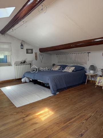 🏡 Une Propriété Rare sur le Marché, offrant un Cadre de Vie Privilégié au Cœur de Salon-de-Provence.
✨ Exclusivité✨- 
- Au Coeur de Salon de Provence 
- Rare sur le marché !!!

- Idéalement située en plein centre-ville de Salon-de-Provence, dans un environnement calme et recherché, cette magnifique villa d'architecte ancienne de 130 m² conjugue avec élégance le charme de l'ancien     et le confort contemporain.
Dès l'entrée, vous serez séduits par son caractère unique : hauteurs sous plafond supérieures à 3 mètres, tomettes anciennes, ferronneries d'art, volumes généreux et luminosité omniprésente.
Édifiée sur un terrain arboré et entièrement clôturé de 185 m², cette propriété bénéficie de deux accès indépendants, de deux terrasses intimistes et d'un agréable jardin paysager offrant calme et sérénité en plein centre-ville.

🏡 AU REZ-DE-CHAUSSÉE
• Belle terrasse d'accueil sécurisée de 15 m² avec portillon.
• Entrée avec placard de rangement.
• Vaste espace de vie d'environ 60 m² comprenant :
•	Salon chaleureux
•	Salle à manger conviviale
•	Superbe cuisine ouverte entièrement équipée, moderne et fonctionnelle.
•       Cellier.
•       WC indépendant.

- De larges baies vitrées ouvrent sur une seconde terrasse de 22 m² et un magnifique jardin arboré, véritable havre de paix.
  Vous profiterez également d'un abri de jardin de 12 m² pouvant servir d'atelier, de local de rangement ou de garage pour motos et scooters, avec un second accès indépendant.

🏡 AU 1ER ÉTAGE
Un superbe escalier en fer forgé et tomettes anciennes dessert l'espace nuit :
• Chambre parentale de 20 m² avec placard intégré et terrasse privative de 5 m².
• Deuxième chambre de 12 m² avec dressing.
• Troisième chambre ou bureau de 9 m².
   Toutes les chambres bénéficient d'une belle luminosité naturelle.
• Salle d'eau élégante de 5 m² avec douche à l'italienne.
• WC indépendant.

🏡 AU 2ÈME ÉTAGE
  Accessible par un magnifique escalier de menuisier réalisé sur mesure.
• Superbe espace aménagé de 47 m² au sol comprenant chambre, atelier, espace détente ou salle de jeux.
  Cet étage offre une totale indépendance et conviendra parfaitement à un adolescent, à une activité professionnelle, à un espace télétravail ou à une suite supplémentaire.
  Possibilité de créer facilement une salle d'eau.
  Deux Vélux et une fenêtre apportent une luminosité remarquable tout au long de la journée. 

⚙️ PRESTATIONS ET CONFORT
• Menuiseries sur mesure récentes.
• Chauffage au gaz naturel.
• Plancher chauffant au rez-de-chaussée.
• Radiateurs à circulation d'eau dans les étages.
• Fibre optique installée.
• Panneaux photovoltaïques avec revente d'électricité générant environ 1 600 € de revenus annuels.
• Maison parfaitement entretenue.
• Aucun travaux à prévoir.
❤️ LES ATOUTS QUI FONT LA DIFFÉRENCE
✓ Emplacement exceptionnel en centre-ville.
✓ Environnement calme sans nuisance.
✓ Toutes commodités accessibles à pied.
✓ Écoles, commerces, gare et transports à proximité immédiate.
✓ Double accès indépendant.
✓ Deux terrasses.
✓ Jardin arboré entièrement sécurisé.
✓  La propriété bénéficie également d’une seconde entrée indépendante côté jardin.
✓ Charme authentique de l'ancien.
✓ Prestations modernes.
✓ Exposition idéale et excellente luminosité.
✓ Bien rare et recherché.
✓ Possibilité profession libérale ou télétravail.
Une demeure de caractère alliant authenticité, confort et qualité de vie, idéale pour une famille souhaitant profiter du centre-ville tout en bénéficiant d'espaces extérieurs privilégiés.

- Un Véritable Coup de Cœur pour les Amateurs de Belles Demeures de Caractère. 
- À découvrir rapidement. 🏡✨

Laurent Expert BSK Immobilier 
A votre Ecoute et Service 
A bientôt ........