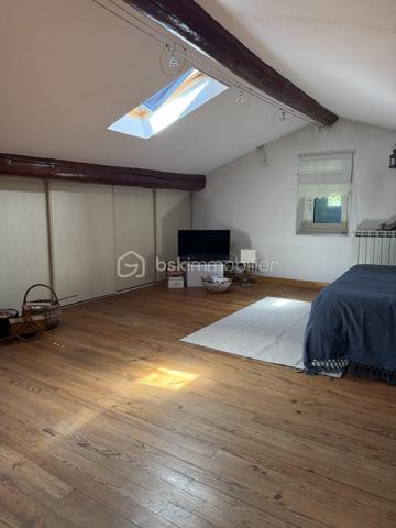 🏡 Une Propriété Rare sur le Marché, offrant un Cadre de Vie Privilégié au Cœur de Salon-de-Provence.
✨ Exclusivité✨- 
- Au Coeur de Salon de Provence 
- Rare sur le marché !!!

- Idéalement située en plein centre-ville de Salon-de-Provence, dans un environnement calme et recherché, cette magnifique villa d'architecte ancienne de 130 m² conjugue avec élégance le charme de l'ancien     et le confort contemporain.
Dès l'entrée, vous serez séduits par son caractère unique : hauteurs sous plafond supérieures à 3 mètres, tomettes anciennes, ferronneries d'art, volumes généreux et luminosité omniprésente.
Édifiée sur un terrain arboré et entièrement clôturé de 185 m², cette propriété bénéficie de deux accès indépendants, de deux terrasses intimistes et d'un agréable jardin paysager offrant calme et sérénité en plein centre-ville.

🏡 AU REZ-DE-CHAUSSÉE
• Belle terrasse d'accueil sécurisée de 15 m² avec portillon.
• Entrée avec placard de rangement.
• Vaste espace de vie d'environ 60 m² comprenant :
•	Salon chaleureux
•	Salle à manger conviviale
•	Superbe cuisine ouverte entièrement équipée, moderne et fonctionnelle.
•       Cellier.
•       WC indépendant.

- De larges baies vitrées ouvrent sur une seconde terrasse de 22 m² et un magnifique jardin arboré, véritable havre de paix.
  Vous profiterez également d'un abri de jardin de 12 m² pouvant servir d'atelier, de local de rangement ou de garage pour motos et scooters, avec un second accès indépendant.

🏡 AU 1ER ÉTAGE
Un superbe escalier en fer forgé et tomettes anciennes dessert l'espace nuit :
• Chambre parentale de 20 m² avec placard intégré et terrasse privative de 5 m².
• Deuxième chambre de 12 m² avec dressing.
• Troisième chambre ou bureau de 9 m².
   Toutes les chambres bénéficient d'une belle luminosité naturelle.
• Salle d'eau élégante de 5 m² avec douche à l'italienne.
• WC indépendant.

🏡 AU 2ÈME ÉTAGE
  Accessible par un magnifique escalier de menuisier réalisé sur mesure.
• Superbe espace aménagé de 47 m² au sol comprenant chambre, atelier, espace détente ou salle de jeux.
  Cet étage offre une totale indépendance et conviendra parfaitement à un adolescent, à une activité professionnelle, à un espace télétravail ou à une suite supplémentaire.
  Possibilité de créer facilement une salle d'eau.
  Deux Vélux et une fenêtre apportent une luminosité remarquable tout au long de la journée. 

⚙️ PRESTATIONS ET CONFORT
• Menuiseries sur mesure récentes.
• Chauffage au gaz naturel.
• Plancher chauffant au rez-de-chaussée.
• Radiateurs à circulation d'eau dans les étages.
• Fibre optique installée.
• Panneaux photovoltaïques avec revente d'électricité générant environ 1 600 € de revenus annuels.
• Maison parfaitement entretenue.
• Aucun travaux à prévoir.
❤️ LES ATOUTS QUI FONT LA DIFFÉRENCE
✓ Emplacement exceptionnel en centre-ville.
✓ Environnement calme sans nuisance.
✓ Toutes commodités accessibles à pied.
✓ Écoles, commerces, gare et transports à proximité immédiate.
✓ Double accès indépendant.
✓ Deux terrasses.
✓ Jardin arboré entièrement sécurisé.
✓  La propriété bénéficie également d’une seconde entrée indépendante côté jardin.
✓ Charme authentique de l'ancien.
✓ Prestations modernes.
✓ Exposition idéale et excellente luminosité.
✓ Bien rare et recherché.
✓ Possibilité profession libérale ou télétravail.
Une demeure de caractère alliant authenticité, confort et qualité de vie, idéale pour une famille souhaitant profiter du centre-ville tout en bénéficiant d'espaces extérieurs privilégiés.

- Un Véritable Coup de Cœur pour les Amateurs de Belles Demeures de Caractère. 
- À découvrir rapidement. 🏡✨

Laurent Expert BSK Immobilier 
A votre Ecoute et Service 
A bientôt ........