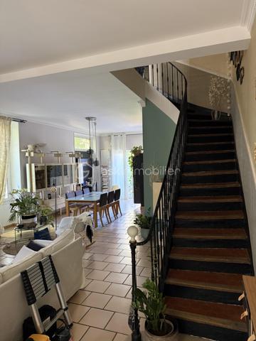 🏡 Une Propriété Rare sur le Marché, offrant un Cadre de Vie Privilégié au Cœur de Salon-de-Provence.
✨ Exclusivité✨- 
- Au Coeur de Salon de Provence 
- Rare sur le marché !!!

- Idéalement située en plein centre-ville de Salon-de-Provence, dans un environnement calme et recherché, cette magnifique villa d'architecte ancienne de 130 m² conjugue avec élégance le charme de l'ancien     et le confort contemporain.
Dès l'entrée, vous serez séduits par son caractère unique : hauteurs sous plafond supérieures à 3 mètres, tomettes anciennes, ferronneries d'art, volumes généreux et luminosité omniprésente.
Édifiée sur un terrain arboré et entièrement clôturé de 185 m², cette propriété bénéficie de deux accès indépendants, de deux terrasses intimistes et d'un agréable jardin paysager offrant calme et sérénité en plein centre-ville.

🏡 AU REZ-DE-CHAUSSÉE
• Belle terrasse d'accueil sécurisée de 15 m² avec portillon.
• Entrée avec placard de rangement.
• Vaste espace de vie d'environ 60 m² comprenant :
•	Salon chaleureux
•	Salle à manger conviviale
•	Superbe cuisine ouverte entièrement équipée, moderne et fonctionnelle.
•       Cellier.
•       WC indépendant.

- De larges baies vitrées ouvrent sur une seconde terrasse de 22 m² et un magnifique jardin arboré, véritable havre de paix.
  Vous profiterez également d'un abri de jardin de 12 m² pouvant servir d'atelier, de local de rangement ou de garage pour motos et scooters, avec un second accès indépendant.

🏡 AU 1ER ÉTAGE
Un superbe escalier en fer forgé et tomettes anciennes dessert l'espace nuit :
• Chambre parentale de 20 m² avec placard intégré et terrasse privative de 5 m².
• Deuxième chambre de 12 m² avec dressing.
• Troisième chambre ou bureau de 9 m².
   Toutes les chambres bénéficient d'une belle luminosité naturelle.
• Salle d'eau élégante de 5 m² avec douche à l'italienne.
• WC indépendant.

🏡 AU 2ÈME ÉTAGE
  Accessible par un magnifique escalier de menuisier réalisé sur mesure.
• Superbe espace aménagé de 47 m² au sol comprenant chambre, atelier, espace détente ou salle de jeux.
  Cet étage offre une totale indépendance et conviendra parfaitement à un adolescent, à une activité professionnelle, à un espace télétravail ou à une suite supplémentaire.
  Possibilité de créer facilement une salle d'eau.
  Deux Vélux et une fenêtre apportent une luminosité remarquable tout au long de la journée. 

⚙️ PRESTATIONS ET CONFORT
• Menuiseries sur mesure récentes.
• Chauffage au gaz naturel.
• Plancher chauffant au rez-de-chaussée.
• Radiateurs à circulation d'eau dans les étages.
• Fibre optique installée.
• Panneaux photovoltaïques avec revente d'électricité générant environ 1 600 € de revenus annuels.
• Maison parfaitement entretenue.
• Aucun travaux à prévoir.
❤️ LES ATOUTS QUI FONT LA DIFFÉRENCE
✓ Emplacement exceptionnel en centre-ville.
✓ Environnement calme sans nuisance.
✓ Toutes commodités accessibles à pied.
✓ Écoles, commerces, gare et transports à proximité immédiate.
✓ Double accès indépendant.
✓ Deux terrasses.
✓ Jardin arboré entièrement sécurisé.
✓  La propriété bénéficie également d’une seconde entrée indépendante côté jardin.
✓ Charme authentique de l'ancien.
✓ Prestations modernes.
✓ Exposition idéale et excellente luminosité.
✓ Bien rare et recherché.
✓ Possibilité profession libérale ou télétravail.
Une demeure de caractère alliant authenticité, confort et qualité de vie, idéale pour une famille souhaitant profiter du centre-ville tout en bénéficiant d'espaces extérieurs privilégiés.

- Un Véritable Coup de Cœur pour les Amateurs de Belles Demeures de Caractère. 
- À découvrir rapidement. 🏡✨

Laurent Expert BSK Immobilier 
A votre Ecoute et Service 
A bientôt ........