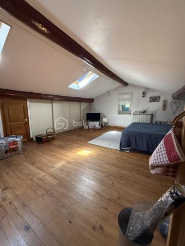 🏡 Une Propriété Rare sur le Marché, offrant un Cadre de Vie Privilégié au Cœur de Salon-de-Provence.
✨ Exclusivité✨- 
- Au Coeur de Salon de Provence 
- Rare sur le marché !!!

- Idéalement située en plein centre-ville de Salon-de-Provence, dans un environnement calme et recherché, cette magnifique villa d'architecte ancienne de 130 m² conjugue avec élégance le charme de l'ancien     et le confort contemporain.
Dès l'entrée, vous serez séduits par son caractère unique : hauteurs sous plafond supérieures à 3 mètres, tomettes anciennes, ferronneries d'art, volumes généreux et luminosité omniprésente.
Édifiée sur un terrain arboré et entièrement clôturé de 185 m², cette propriété bénéficie de deux accès indépendants, de deux terrasses intimistes et d'un agréable jardin paysager offrant calme et sérénité en plein centre-ville.

🏡 AU REZ-DE-CHAUSSÉE
• Belle terrasse d'accueil sécurisée de 15 m² avec portillon.
• Entrée avec placard de rangement.
• Vaste espace de vie d'environ 60 m² comprenant :
•	Salon chaleureux
•	Salle à manger conviviale
•	Superbe cuisine ouverte entièrement équipée, moderne et fonctionnelle.
•       Cellier.
•       WC indépendant.

- De larges baies vitrées ouvrent sur une seconde terrasse de 22 m² et un magnifique jardin arboré, véritable havre de paix.
  Vous profiterez également d'un abri de jardin de 12 m² pouvant servir d'atelier, de local de rangement ou de garage pour motos et scooters, avec un second accès indépendant.

🏡 AU 1ER ÉTAGE
Un superbe escalier en fer forgé et tomettes anciennes dessert l'espace nuit :
• Chambre parentale de 20 m² avec placard intégré et terrasse privative de 5 m².
• Deuxième chambre de 12 m² avec dressing.
• Troisième chambre ou bureau de 9 m².
   Toutes les chambres bénéficient d'une belle luminosité naturelle.
• Salle d'eau élégante de 5 m² avec douche à l'italienne.
• WC indépendant.

🏡 AU 2ÈME ÉTAGE
  Accessible par un magnifique escalier de menuisier réalisé sur mesure.
• Superbe espace aménagé de 47 m² au sol comprenant chambre, atelier, espace détente ou salle de jeux.
  Cet étage offre une totale indépendance et conviendra parfaitement à un adolescent, à une activité professionnelle, à un espace télétravail ou à une suite supplémentaire.
  Possibilité de créer facilement une salle d'eau.
  Deux Vélux et une fenêtre apportent une luminosité remarquable tout au long de la journée. 

⚙️ PRESTATIONS ET CONFORT
• Menuiseries sur mesure récentes.
• Chauffage au gaz naturel.
• Plancher chauffant au rez-de-chaussée.
• Radiateurs à circulation d'eau dans les étages.
• Fibre optique installée.
• Panneaux photovoltaïques avec revente d'électricité générant environ 1 600 € de revenus annuels.
• Maison parfaitement entretenue.
• Aucun travaux à prévoir.
❤️ LES ATOUTS QUI FONT LA DIFFÉRENCE
✓ Emplacement exceptionnel en centre-ville.
✓ Environnement calme sans nuisance.
✓ Toutes commodités accessibles à pied.
✓ Écoles, commerces, gare et transports à proximité immédiate.
✓ Double accès indépendant.
✓ Deux terrasses.
✓ Jardin arboré entièrement sécurisé.
✓  La propriété bénéficie également d’une seconde entrée indépendante côté jardin.
✓ Charme authentique de l'ancien.
✓ Prestations modernes.
✓ Exposition idéale et excellente luminosité.
✓ Bien rare et recherché.
✓ Possibilité profession libérale ou télétravail.
Une demeure de caractère alliant authenticité, confort et qualité de vie, idéale pour une famille souhaitant profiter du centre-ville tout en bénéficiant d'espaces extérieurs privilégiés.

- Un Véritable Coup de Cœur pour les Amateurs de Belles Demeures de Caractère. 
- À découvrir rapidement. 🏡✨

Laurent Expert BSK Immobilier 
A votre Ecoute et Service 
A bientôt ........