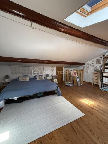 🏡 Une Propriété Rare sur le Marché, offrant un Cadre de Vie Privilégié au Cœur de Salon-de-Provence.
✨ Exclusivité✨- 
- Au Coeur de Salon de Provence 
- Rare sur le marché !!!

- Idéalement située en plein centre-ville de Salon-de-Provence, dans un environnement calme et recherché, cette magnifique villa d'architecte ancienne de 130 m² conjugue avec élégance le charme de l'ancien     et le confort contemporain.
Dès l'entrée, vous serez séduits par son caractère unique : hauteurs sous plafond supérieures à 3 mètres, tomettes anciennes, ferronneries d'art, volumes généreux et luminosité omniprésente.
Édifiée sur un terrain arboré et entièrement clôturé de 185 m², cette propriété bénéficie de deux accès indépendants, de deux terrasses intimistes et d'un agréable jardin paysager offrant calme et sérénité en plein centre-ville.

🏡 AU REZ-DE-CHAUSSÉE
• Belle terrasse d'accueil sécurisée de 15 m² avec portillon.
• Entrée avec placard de rangement.
• Vaste espace de vie d'environ 60 m² comprenant :
•	Salon chaleureux
•	Salle à manger conviviale
•	Superbe cuisine ouverte entièrement équipée, moderne et fonctionnelle.
•       Cellier.
•       WC indépendant.

- De larges baies vitrées ouvrent sur une seconde terrasse de 22 m² et un magnifique jardin arboré, véritable havre de paix.
  Vous profiterez également d'un abri de jardin de 12 m² pouvant servir d'atelier, de local de rangement ou de garage pour motos et scooters, avec un second accès indépendant.

🏡 AU 1ER ÉTAGE
Un superbe escalier en fer forgé et tomettes anciennes dessert l'espace nuit :
• Chambre parentale de 20 m² avec placard intégré et terrasse privative de 5 m².
• Deuxième chambre de 12 m² avec dressing.
• Troisième chambre ou bureau de 9 m².
   Toutes les chambres bénéficient d'une belle luminosité naturelle.
• Salle d'eau élégante de 5 m² avec douche à l'italienne.
• WC indépendant.

🏡 AU 2ÈME ÉTAGE
  Accessible par un magnifique escalier de menuisier réalisé sur mesure.
• Superbe espace aménagé de 47 m² au sol comprenant chambre, atelier, espace détente ou salle de jeux.
  Cet étage offre une totale indépendance et conviendra parfaitement à un adolescent, à une activité professionnelle, à un espace télétravail ou à une suite supplémentaire.
  Possibilité de créer facilement une salle d'eau.
  Deux Vélux et une fenêtre apportent une luminosité remarquable tout au long de la journée. 

⚙️ PRESTATIONS ET CONFORT
• Menuiseries sur mesure récentes.
• Chauffage au gaz naturel.
• Plancher chauffant au rez-de-chaussée.
• Radiateurs à circulation d'eau dans les étages.
• Fibre optique installée.
• Panneaux photovoltaïques avec revente d'électricité générant environ 1 600 € de revenus annuels.
• Maison parfaitement entretenue.
• Aucun travaux à prévoir.
❤️ LES ATOUTS QUI FONT LA DIFFÉRENCE
✓ Emplacement exceptionnel en centre-ville.
✓ Environnement calme sans nuisance.
✓ Toutes commodités accessibles à pied.
✓ Écoles, commerces, gare et transports à proximité immédiate.
✓ Double accès indépendant.
✓ Deux terrasses.
✓ Jardin arboré entièrement sécurisé.
✓  La propriété bénéficie également d’une seconde entrée indépendante côté jardin.
✓ Charme authentique de l'ancien.
✓ Prestations modernes.
✓ Exposition idéale et excellente luminosité.
✓ Bien rare et recherché.
✓ Possibilité profession libérale ou télétravail.
Une demeure de caractère alliant authenticité, confort et qualité de vie, idéale pour une famille souhaitant profiter du centre-ville tout en bénéficiant d'espaces extérieurs privilégiés.

- Un Véritable Coup de Cœur pour les Amateurs de Belles Demeures de Caractère. 
- À découvrir rapidement. 🏡✨

Laurent Expert BSK Immobilier 
A votre Ecoute et Service 
A bientôt ........