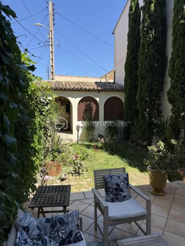 🏡 Une Propriété Rare sur le Marché, offrant un Cadre de Vie Privilégié au Cœur de Salon-de-Provence.
✨ Exclusivité✨- 
- Au Coeur de Salon de Provence 
- Rare sur le marché !!!

- Idéalement située en plein centre-ville de Salon-de-Provence, dans un environnement calme et recherché, cette magnifique villa d'architecte ancienne de 130 m² conjugue avec élégance le charme de l'ancien     et le confort contemporain.
Dès l'entrée, vous serez séduits par son caractère unique : hauteurs sous plafond supérieures à 3 mètres, tomettes anciennes, ferronneries d'art, volumes généreux et luminosité omniprésente.
Édifiée sur un terrain arboré et entièrement clôturé de 185 m², cette propriété bénéficie de deux accès indépendants, de deux terrasses intimistes et d'un agréable jardin paysager offrant calme et sérénité en plein centre-ville.

🏡 AU REZ-DE-CHAUSSÉE
• Belle terrasse d'accueil sécurisée de 15 m² avec portillon.
• Entrée avec placard de rangement.
• Vaste espace de vie d'environ 60 m² comprenant :
•	Salon chaleureux
•	Salle à manger conviviale
•	Superbe cuisine ouverte entièrement équipée, moderne et fonctionnelle.
•       Cellier.
•       WC indépendant.

- De larges baies vitrées ouvrent sur une seconde terrasse de 22 m² et un magnifique jardin arboré, véritable havre de paix.
  Vous profiterez également d'un abri de jardin de 12 m² pouvant servir d'atelier, de local de rangement ou de garage pour motos et scooters, avec un second accès indépendant.

🏡 AU 1ER ÉTAGE
Un superbe escalier en fer forgé et tomettes anciennes dessert l'espace nuit :
• Chambre parentale de 20 m² avec placard intégré et terrasse privative de 5 m².
• Deuxième chambre de 12 m² avec dressing.
• Troisième chambre ou bureau de 9 m².
   Toutes les chambres bénéficient d'une belle luminosité naturelle.
• Salle d'eau élégante de 5 m² avec douche à l'italienne.
• WC indépendant.

🏡 AU 2ÈME ÉTAGE
  Accessible par un magnifique escalier de menuisier réalisé sur mesure.
• Superbe espace aménagé de 47 m² au sol comprenant chambre, atelier, espace détente ou salle de jeux.
  Cet étage offre une totale indépendance et conviendra parfaitement à un adolescent, à une activité professionnelle, à un espace télétravail ou à une suite supplémentaire.
  Possibilité de créer facilement une salle d'eau.
  Deux Vélux et une fenêtre apportent une luminosité remarquable tout au long de la journée. 

⚙️ PRESTATIONS ET CONFORT
• Menuiseries sur mesure récentes.
• Chauffage au gaz naturel.
• Plancher chauffant au rez-de-chaussée.
• Radiateurs à circulation d'eau dans les étages.
• Fibre optique installée.
• Panneaux photovoltaïques avec revente d'électricité générant environ 1 600 € de revenus annuels.
• Maison parfaitement entretenue.
• Aucun travaux à prévoir.
❤️ LES ATOUTS QUI FONT LA DIFFÉRENCE
✓ Emplacement exceptionnel en centre-ville.
✓ Environnement calme sans nuisance.
✓ Toutes commodités accessibles à pied.
✓ Écoles, commerces, gare et transports à proximité immédiate.
✓ Double accès indépendant.
✓ Deux terrasses.
✓ Jardin arboré entièrement sécurisé.
✓  La propriété bénéficie également d’une seconde entrée indépendante côté jardin.
✓ Charme authentique de l'ancien.
✓ Prestations modernes.
✓ Exposition idéale et excellente luminosité.
✓ Bien rare et recherché.
✓ Possibilité profession libérale ou télétravail.
Une demeure de caractère alliant authenticité, confort et qualité de vie, idéale pour une famille souhaitant profiter du centre-ville tout en bénéficiant d'espaces extérieurs privilégiés.

- Un Véritable Coup de Cœur pour les Amateurs de Belles Demeures de Caractère. 
- À découvrir rapidement. 🏡✨

Laurent Expert BSK Immobilier 
A votre Ecoute et Service 
A bientôt ........