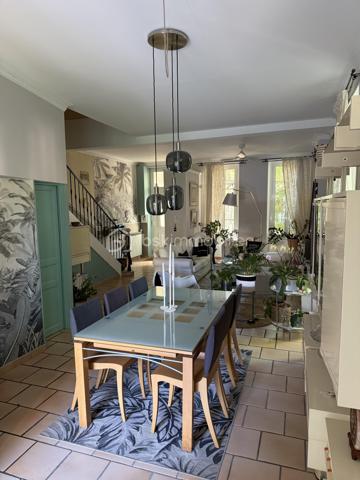 🏡 Une Propriété Rare sur le Marché, offrant un Cadre de Vie Privilégié au Cœur de Salon-de-Provence.
✨ Exclusivité✨- 
- Au Coeur de Salon de Provence 
- Rare sur le marché !!!

- Idéalement située en plein centre-ville de Salon-de-Provence, dans un environnement calme et recherché, cette magnifique villa d'architecte ancienne de 130 m² conjugue avec élégance le charme de l'ancien     et le confort contemporain.
Dès l'entrée, vous serez séduits par son caractère unique : hauteurs sous plafond supérieures à 3 mètres, tomettes anciennes, ferronneries d'art, volumes généreux et luminosité omniprésente.
Édifiée sur un terrain arboré et entièrement clôturé de 185 m², cette propriété bénéficie de deux accès indépendants, de deux terrasses intimistes et d'un agréable jardin paysager offrant calme et sérénité en plein centre-ville.

🏡 AU REZ-DE-CHAUSSÉE
• Belle terrasse d'accueil sécurisée de 15 m² avec portillon.
• Entrée avec placard de rangement.
• Vaste espace de vie d'environ 60 m² comprenant :
•	Salon chaleureux
•	Salle à manger conviviale
•	Superbe cuisine ouverte entièrement équipée, moderne et fonctionnelle.
•       Cellier.
•       WC indépendant.

- De larges baies vitrées ouvrent sur une seconde terrasse de 22 m² et un magnifique jardin arboré, véritable havre de paix.
  Vous profiterez également d'un abri de jardin de 12 m² pouvant servir d'atelier, de local de rangement ou de garage pour motos et scooters, avec un second accès indépendant.

🏡 AU 1ER ÉTAGE
Un superbe escalier en fer forgé et tomettes anciennes dessert l'espace nuit :
• Chambre parentale de 20 m² avec placard intégré et terrasse privative de 5 m².
• Deuxième chambre de 12 m² avec dressing.
• Troisième chambre ou bureau de 9 m².
   Toutes les chambres bénéficient d'une belle luminosité naturelle.
• Salle d'eau élégante de 5 m² avec douche à l'italienne.
• WC indépendant.

🏡 AU 2ÈME ÉTAGE
  Accessible par un magnifique escalier de menuisier réalisé sur mesure.
• Superbe espace aménagé de 47 m² au sol comprenant chambre, atelier, espace détente ou salle de jeux.
  Cet étage offre une totale indépendance et conviendra parfaitement à un adolescent, à une activité professionnelle, à un espace télétravail ou à une suite supplémentaire.
  Possibilité de créer facilement une salle d'eau.
  Deux Vélux et une fenêtre apportent une luminosité remarquable tout au long de la journée. 

⚙️ PRESTATIONS ET CONFORT
• Menuiseries sur mesure récentes.
• Chauffage au gaz naturel.
• Plancher chauffant au rez-de-chaussée.
• Radiateurs à circulation d'eau dans les étages.
• Fibre optique installée.
• Panneaux photovoltaïques avec revente d'électricité générant environ 1 600 € de revenus annuels.
• Maison parfaitement entretenue.
• Aucun travaux à prévoir.
❤️ LES ATOUTS QUI FONT LA DIFFÉRENCE
✓ Emplacement exceptionnel en centre-ville.
✓ Environnement calme sans nuisance.
✓ Toutes commodités accessibles à pied.
✓ Écoles, commerces, gare et transports à proximité immédiate.
✓ Double accès indépendant.
✓ Deux terrasses.
✓ Jardin arboré entièrement sécurisé.
✓  La propriété bénéficie également d’une seconde entrée indépendante côté jardin.
✓ Charme authentique de l'ancien.
✓ Prestations modernes.
✓ Exposition idéale et excellente luminosité.
✓ Bien rare et recherché.
✓ Possibilité profession libérale ou télétravail.
Une demeure de caractère alliant authenticité, confort et qualité de vie, idéale pour une famille souhaitant profiter du centre-ville tout en bénéficiant d'espaces extérieurs privilégiés.

- Un Véritable Coup de Cœur pour les Amateurs de Belles Demeures de Caractère. 
- À découvrir rapidement. 🏡✨

Laurent Expert BSK Immobilier 
A votre Ecoute et Service 
A bientôt ........