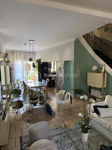🏡 Une Propriété Rare sur le Marché, offrant un Cadre de Vie Privilégié au Cœur de Salon-de-Provence.
✨ Exclusivité✨- 
- Au Coeur de Salon de Provence 
- Rare sur le marché !!!

- Idéalement située en plein centre-ville de Salon-de-Provence, dans un environnement calme et recherché, cette magnifique villa d'architecte ancienne de 130 m² conjugue avec élégance le charme de l'ancien     et le confort contemporain.
Dès l'entrée, vous serez séduits par son caractère unique : hauteurs sous plafond supérieures à 3 mètres, tomettes anciennes, ferronneries d'art, volumes généreux et luminosité omniprésente.
Édifiée sur un terrain arboré et entièrement clôturé de 185 m², cette propriété bénéficie de deux accès indépendants, de deux terrasses intimistes et d'un agréable jardin paysager offrant calme et sérénité en plein centre-ville.

🏡 AU REZ-DE-CHAUSSÉE
• Belle terrasse d'accueil sécurisée de 15 m² avec portillon.
• Entrée avec placard de rangement.
• Vaste espace de vie d'environ 60 m² comprenant :
•	Salon chaleureux
•	Salle à manger conviviale
•	Superbe cuisine ouverte entièrement équipée, moderne et fonctionnelle.
•       Cellier.
•       WC indépendant.

- De larges baies vitrées ouvrent sur une seconde terrasse de 22 m² et un magnifique jardin arboré, véritable havre de paix.
  Vous profiterez également d'un abri de jardin de 12 m² pouvant servir d'atelier, de local de rangement ou de garage pour motos et scooters, avec un second accès indépendant.

🏡 AU 1ER ÉTAGE
Un superbe escalier en fer forgé et tomettes anciennes dessert l'espace nuit :
• Chambre parentale de 20 m² avec placard intégré et terrasse privative de 5 m².
• Deuxième chambre de 12 m² avec dressing.
• Troisième chambre ou bureau de 9 m².
   Toutes les chambres bénéficient d'une belle luminosité naturelle.
• Salle d'eau élégante de 5 m² avec douche à l'italienne.
• WC indépendant.

🏡 AU 2ÈME ÉTAGE
  Accessible par un magnifique escalier de menuisier réalisé sur mesure.
• Superbe espace aménagé de 47 m² au sol comprenant chambre, atelier, espace détente ou salle de jeux.
  Cet étage offre une totale indépendance et conviendra parfaitement à un adolescent, à une activité professionnelle, à un espace télétravail ou à une suite supplémentaire.
  Possibilité de créer facilement une salle d'eau.
  Deux Vélux et une fenêtre apportent une luminosité remarquable tout au long de la journée. 

⚙️ PRESTATIONS ET CONFORT
• Menuiseries sur mesure récentes.
• Chauffage au gaz naturel.
• Plancher chauffant au rez-de-chaussée.
• Radiateurs à circulation d'eau dans les étages.
• Fibre optique installée.
• Panneaux photovoltaïques avec revente d'électricité générant environ 1 600 € de revenus annuels.
• Maison parfaitement entretenue.
• Aucun travaux à prévoir.
❤️ LES ATOUTS QUI FONT LA DIFFÉRENCE
✓ Emplacement exceptionnel en centre-ville.
✓ Environnement calme sans nuisance.
✓ Toutes commodités accessibles à pied.
✓ Écoles, commerces, gare et transports à proximité immédiate.
✓ Double accès indépendant.
✓ Deux terrasses.
✓ Jardin arboré entièrement sécurisé.
✓  La propriété bénéficie également d’une seconde entrée indépendante côté jardin.
✓ Charme authentique de l'ancien.
✓ Prestations modernes.
✓ Exposition idéale et excellente luminosité.
✓ Bien rare et recherché.
✓ Possibilité profession libérale ou télétravail.
Une demeure de caractère alliant authenticité, confort et qualité de vie, idéale pour une famille souhaitant profiter du centre-ville tout en bénéficiant d'espaces extérieurs privilégiés.

- Un Véritable Coup de Cœur pour les Amateurs de Belles Demeures de Caractère. 
- À découvrir rapidement. 🏡✨

Laurent Expert BSK Immobilier 
A votre Ecoute et Service 
A bientôt ........