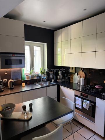 🏡 Une Propriété Rare sur le Marché, offrant un Cadre de Vie Privilégié au Cœur de Salon-de-Provence.
✨ Exclusivité✨- 
- Au Coeur de Salon de Provence 
- Rare sur le marché !!!

- Idéalement située en plein centre-ville de Salon-de-Provence, dans un environnement calme et recherché, cette magnifique villa d'architecte ancienne de 130 m² conjugue avec élégance le charme de l'ancien     et le confort contemporain.
Dès l'entrée, vous serez séduits par son caractère unique : hauteurs sous plafond supérieures à 3 mètres, tomettes anciennes, ferronneries d'art, volumes généreux et luminosité omniprésente.
Édifiée sur un terrain arboré et entièrement clôturé de 185 m², cette propriété bénéficie de deux accès indépendants, de deux terrasses intimistes et d'un agréable jardin paysager offrant calme et sérénité en plein centre-ville.

🏡 AU REZ-DE-CHAUSSÉE
• Belle terrasse d'accueil sécurisée de 15 m² avec portillon.
• Entrée avec placard de rangement.
• Vaste espace de vie d'environ 60 m² comprenant :
•	Salon chaleureux
•	Salle à manger conviviale
•	Superbe cuisine ouverte entièrement équipée, moderne et fonctionnelle.
•       Cellier.
•       WC indépendant.

- De larges baies vitrées ouvrent sur une seconde terrasse de 22 m² et un magnifique jardin arboré, véritable havre de paix.
  Vous profiterez également d'un abri de jardin de 12 m² pouvant servir d'atelier, de local de rangement ou de garage pour motos et scooters, avec un second accès indépendant.

🏡 AU 1ER ÉTAGE
Un superbe escalier en fer forgé et tomettes anciennes dessert l'espace nuit :
• Chambre parentale de 20 m² avec placard intégré et terrasse privative de 5 m².
• Deuxième chambre de 12 m² avec dressing.
• Troisième chambre ou bureau de 9 m².
   Toutes les chambres bénéficient d'une belle luminosité naturelle.
• Salle d'eau élégante de 5 m² avec douche à l'italienne.
• WC indépendant.

🏡 AU 2ÈME ÉTAGE
  Accessible par un magnifique escalier de menuisier réalisé sur mesure.
• Superbe espace aménagé de 47 m² au sol comprenant chambre, atelier, espace détente ou salle de jeux.
  Cet étage offre une totale indépendance et conviendra parfaitement à un adolescent, à une activité professionnelle, à un espace télétravail ou à une suite supplémentaire.
  Possibilité de créer facilement une salle d'eau.
  Deux Vélux et une fenêtre apportent une luminosité remarquable tout au long de la journée. 

⚙️ PRESTATIONS ET CONFORT
• Menuiseries sur mesure récentes.
• Chauffage au gaz naturel.
• Plancher chauffant au rez-de-chaussée.
• Radiateurs à circulation d'eau dans les étages.
• Fibre optique installée.
• Panneaux photovoltaïques avec revente d'électricité générant environ 1 600 € de revenus annuels.
• Maison parfaitement entretenue.
• Aucun travaux à prévoir.
❤️ LES ATOUTS QUI FONT LA DIFFÉRENCE
✓ Emplacement exceptionnel en centre-ville.
✓ Environnement calme sans nuisance.
✓ Toutes commodités accessibles à pied.
✓ Écoles, commerces, gare et transports à proximité immédiate.
✓ Double accès indépendant.
✓ Deux terrasses.
✓ Jardin arboré entièrement sécurisé.
✓  La propriété bénéficie également d’une seconde entrée indépendante côté jardin.
✓ Charme authentique de l'ancien.
✓ Prestations modernes.
✓ Exposition idéale et excellente luminosité.
✓ Bien rare et recherché.
✓ Possibilité profession libérale ou télétravail.
Une demeure de caractère alliant authenticité, confort et qualité de vie, idéale pour une famille souhaitant profiter du centre-ville tout en bénéficiant d'espaces extérieurs privilégiés.

- Un Véritable Coup de Cœur pour les Amateurs de Belles Demeures de Caractère. 
- À découvrir rapidement. 🏡✨

Laurent Expert BSK Immobilier 
A votre Ecoute et Service 
A bientôt ........