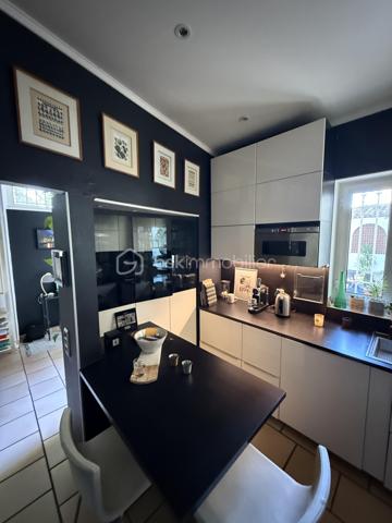 🏡 Une Propriété Rare sur le Marché, offrant un Cadre de Vie Privilégié au Cœur de Salon-de-Provence.
✨ Exclusivité✨- 
- Au Coeur de Salon de Provence 
- Rare sur le marché !!!

- Idéalement située en plein centre-ville de Salon-de-Provence, dans un environnement calme et recherché, cette magnifique villa d'architecte ancienne de 130 m² conjugue avec élégance le charme de l'ancien     et le confort contemporain.
Dès l'entrée, vous serez séduits par son caractère unique : hauteurs sous plafond supérieures à 3 mètres, tomettes anciennes, ferronneries d'art, volumes généreux et luminosité omniprésente.
Édifiée sur un terrain arboré et entièrement clôturé de 185 m², cette propriété bénéficie de deux accès indépendants, de deux terrasses intimistes et d'un agréable jardin paysager offrant calme et sérénité en plein centre-ville.

🏡 AU REZ-DE-CHAUSSÉE
• Belle terrasse d'accueil sécurisée de 15 m² avec portillon.
• Entrée avec placard de rangement.
• Vaste espace de vie d'environ 60 m² comprenant :
•	Salon chaleureux
•	Salle à manger conviviale
•	Superbe cuisine ouverte entièrement équipée, moderne et fonctionnelle.
•       Cellier.
•       WC indépendant.

- De larges baies vitrées ouvrent sur une seconde terrasse de 22 m² et un magnifique jardin arboré, véritable havre de paix.
  Vous profiterez également d'un abri de jardin de 12 m² pouvant servir d'atelier, de local de rangement ou de garage pour motos et scooters, avec un second accès indépendant.

🏡 AU 1ER ÉTAGE
Un superbe escalier en fer forgé et tomettes anciennes dessert l'espace nuit :
• Chambre parentale de 20 m² avec placard intégré et terrasse privative de 5 m².
• Deuxième chambre de 12 m² avec dressing.
• Troisième chambre ou bureau de 9 m².
   Toutes les chambres bénéficient d'une belle luminosité naturelle.
• Salle d'eau élégante de 5 m² avec douche à l'italienne.
• WC indépendant.

🏡 AU 2ÈME ÉTAGE
  Accessible par un magnifique escalier de menuisier réalisé sur mesure.
• Superbe espace aménagé de 47 m² au sol comprenant chambre, atelier, espace détente ou salle de jeux.
  Cet étage offre une totale indépendance et conviendra parfaitement à un adolescent, à une activité professionnelle, à un espace télétravail ou à une suite supplémentaire.
  Possibilité de créer facilement une salle d'eau.
  Deux Vélux et une fenêtre apportent une luminosité remarquable tout au long de la journée. 

⚙️ PRESTATIONS ET CONFORT
• Menuiseries sur mesure récentes.
• Chauffage au gaz naturel.
• Plancher chauffant au rez-de-chaussée.
• Radiateurs à circulation d'eau dans les étages.
• Fibre optique installée.
• Panneaux photovoltaïques avec revente d'électricité générant environ 1 600 € de revenus annuels.
• Maison parfaitement entretenue.
• Aucun travaux à prévoir.
❤️ LES ATOUTS QUI FONT LA DIFFÉRENCE
✓ Emplacement exceptionnel en centre-ville.
✓ Environnement calme sans nuisance.
✓ Toutes commodités accessibles à pied.
✓ Écoles, commerces, gare et transports à proximité immédiate.
✓ Double accès indépendant.
✓ Deux terrasses.
✓ Jardin arboré entièrement sécurisé.
✓  La propriété bénéficie également d’une seconde entrée indépendante côté jardin.
✓ Charme authentique de l'ancien.
✓ Prestations modernes.
✓ Exposition idéale et excellente luminosité.
✓ Bien rare et recherché.
✓ Possibilité profession libérale ou télétravail.
Une demeure de caractère alliant authenticité, confort et qualité de vie, idéale pour une famille souhaitant profiter du centre-ville tout en bénéficiant d'espaces extérieurs privilégiés.

- Un Véritable Coup de Cœur pour les Amateurs de Belles Demeures de Caractère. 
- À découvrir rapidement. 🏡✨

Laurent Expert BSK Immobilier 
A votre Ecoute et Service 
A bientôt ........