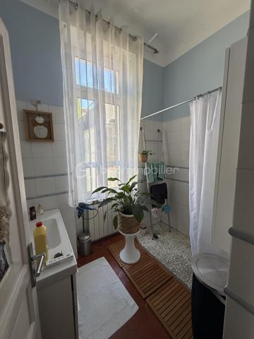 🏡 Une Propriété Rare sur le Marché, offrant un Cadre de Vie Privilégié au Cœur de Salon-de-Provence.
✨ Exclusivité✨- 
- Au Coeur de Salon de Provence 
- Rare sur le marché !!!

- Idéalement située en plein centre-ville de Salon-de-Provence, dans un environnement calme et recherché, cette magnifique villa d'architecte ancienne de 130 m² conjugue avec élégance le charme de l'ancien     et le confort contemporain.
Dès l'entrée, vous serez séduits par son caractère unique : hauteurs sous plafond supérieures à 3 mètres, tomettes anciennes, ferronneries d'art, volumes généreux et luminosité omniprésente.
Édifiée sur un terrain arboré et entièrement clôturé de 185 m², cette propriété bénéficie de deux accès indépendants, de deux terrasses intimistes et d'un agréable jardin paysager offrant calme et sérénité en plein centre-ville.

🏡 AU REZ-DE-CHAUSSÉE
• Belle terrasse d'accueil sécurisée de 15 m² avec portillon.
• Entrée avec placard de rangement.
• Vaste espace de vie d'environ 60 m² comprenant :
•	Salon chaleureux
•	Salle à manger conviviale
•	Superbe cuisine ouverte entièrement équipée, moderne et fonctionnelle.
•       Cellier.
•       WC indépendant.

- De larges baies vitrées ouvrent sur une seconde terrasse de 22 m² et un magnifique jardin arboré, véritable havre de paix.
  Vous profiterez également d'un abri de jardin de 12 m² pouvant servir d'atelier, de local de rangement ou de garage pour motos et scooters, avec un second accès indépendant.

🏡 AU 1ER ÉTAGE
Un superbe escalier en fer forgé et tomettes anciennes dessert l'espace nuit :
• Chambre parentale de 20 m² avec placard intégré et terrasse privative de 5 m².
• Deuxième chambre de 12 m² avec dressing.
• Troisième chambre ou bureau de 9 m².
   Toutes les chambres bénéficient d'une belle luminosité naturelle.
• Salle d'eau élégante de 5 m² avec douche à l'italienne.
• WC indépendant.

🏡 AU 2ÈME ÉTAGE
  Accessible par un magnifique escalier de menuisier réalisé sur mesure.
• Superbe espace aménagé de 47 m² au sol comprenant chambre, atelier, espace détente ou salle de jeux.
  Cet étage offre une totale indépendance et conviendra parfaitement à un adolescent, à une activité professionnelle, à un espace télétravail ou à une suite supplémentaire.
  Possibilité de créer facilement une salle d'eau.
  Deux Vélux et une fenêtre apportent une luminosité remarquable tout au long de la journée. 

⚙️ PRESTATIONS ET CONFORT
• Menuiseries sur mesure récentes.
• Chauffage au gaz naturel.
• Plancher chauffant au rez-de-chaussée.
• Radiateurs à circulation d'eau dans les étages.
• Fibre optique installée.
• Panneaux photovoltaïques avec revente d'électricité générant environ 1 600 € de revenus annuels.
• Maison parfaitement entretenue.
• Aucun travaux à prévoir.
❤️ LES ATOUTS QUI FONT LA DIFFÉRENCE
✓ Emplacement exceptionnel en centre-ville.
✓ Environnement calme sans nuisance.
✓ Toutes commodités accessibles à pied.
✓ Écoles, commerces, gare et transports à proximité immédiate.
✓ Double accès indépendant.
✓ Deux terrasses.
✓ Jardin arboré entièrement sécurisé.
✓  La propriété bénéficie également d’une seconde entrée indépendante côté jardin.
✓ Charme authentique de l'ancien.
✓ Prestations modernes.
✓ Exposition idéale et excellente luminosité.
✓ Bien rare et recherché.
✓ Possibilité profession libérale ou télétravail.
Une demeure de caractère alliant authenticité, confort et qualité de vie, idéale pour une famille souhaitant profiter du centre-ville tout en bénéficiant d'espaces extérieurs privilégiés.

- Un Véritable Coup de Cœur pour les Amateurs de Belles Demeures de Caractère. 
- À découvrir rapidement. 🏡✨

Laurent Expert BSK Immobilier 
A votre Ecoute et Service 
A bientôt ........