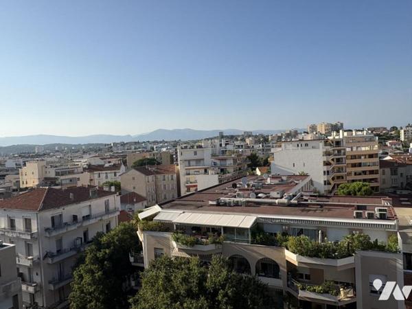 FRONT DE MER JUAN LES PINS CENTRE APPARTEMENT 3 PIECES 61 M2 AVEC TERRASSE VUE MER