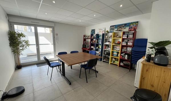 A LOUER : LOCAL PROFESSIONNEL D'ENVIRON 62 M² AU REZ DE CHAUSSÉE AVEC STATIONNEMENT