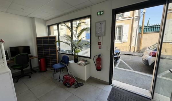 A LOUER : LOCAL PROFESSIONNEL D'ENVIRON 62 M² AU REZ DE CHAUSSÉE AVEC STATIONNEMENT