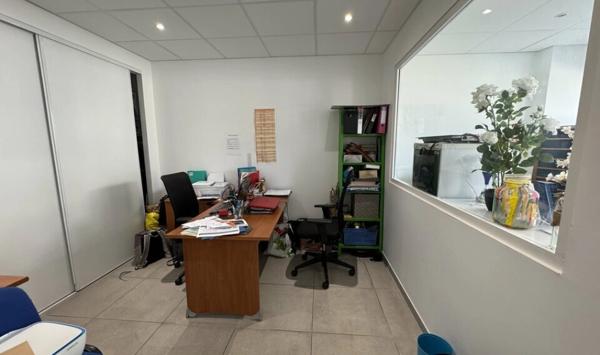 A LOUER : LOCAL PROFESSIONNEL D'ENVIRON 62 M² AU REZ DE CHAUSSÉE AVEC STATIONNEMENT