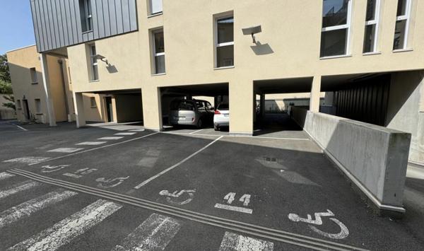 A LOUER : LOCAL PROFESSIONNEL D'ENVIRON 62 M² AU REZ DE CHAUSSÉE AVEC STATIONNEMENT