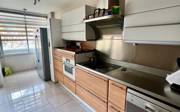 Appartement à vendre    4 pièces • 69,14 m2 Marseille 11